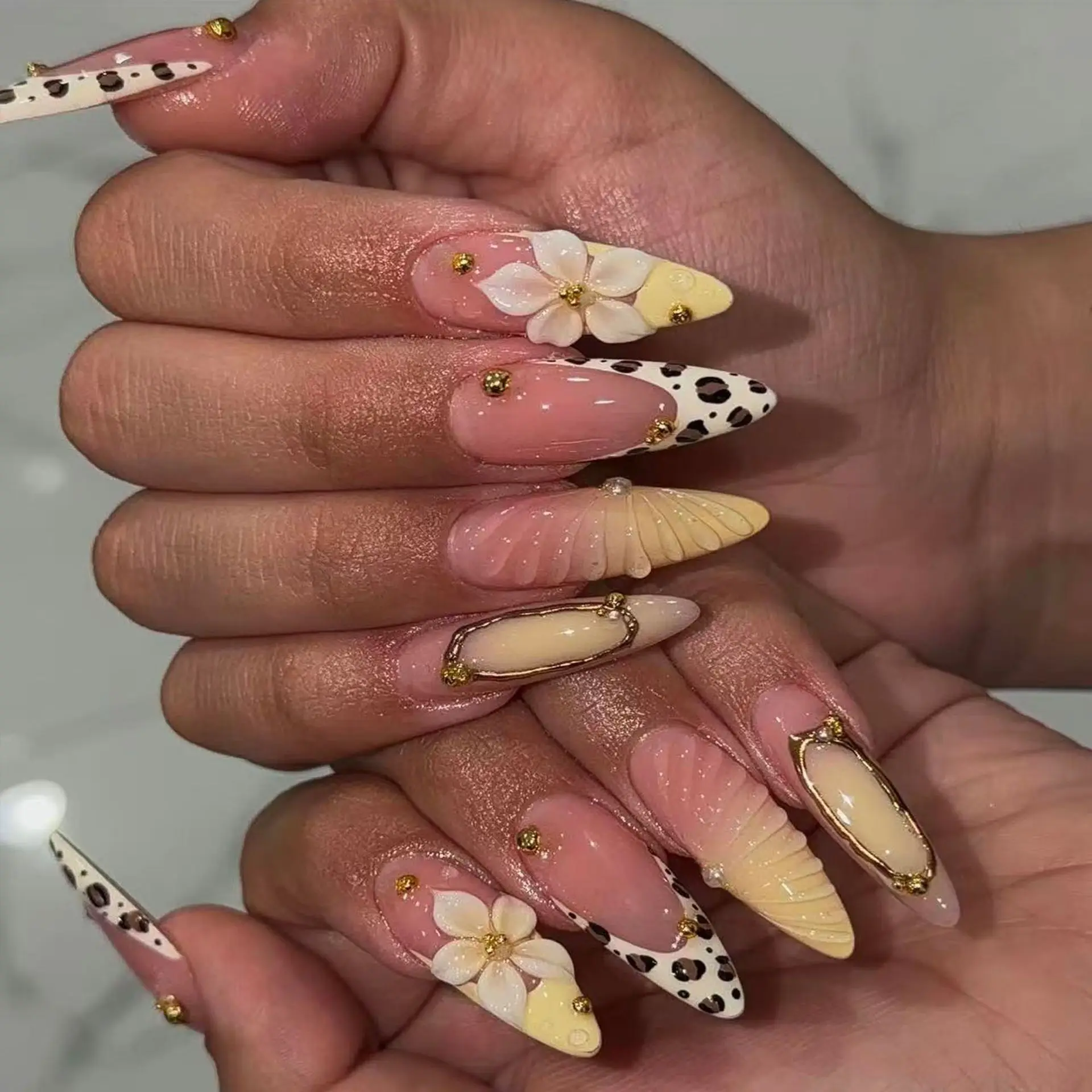 3D Gold-plated Wear Armor Blush Armor Stereo Flower French Leopard Almond Armor False Nail Manicure
3D Gold-plated Wear Armor Blush Armor Stereo Flower French Leopard Almond Armor False Nail Manicure