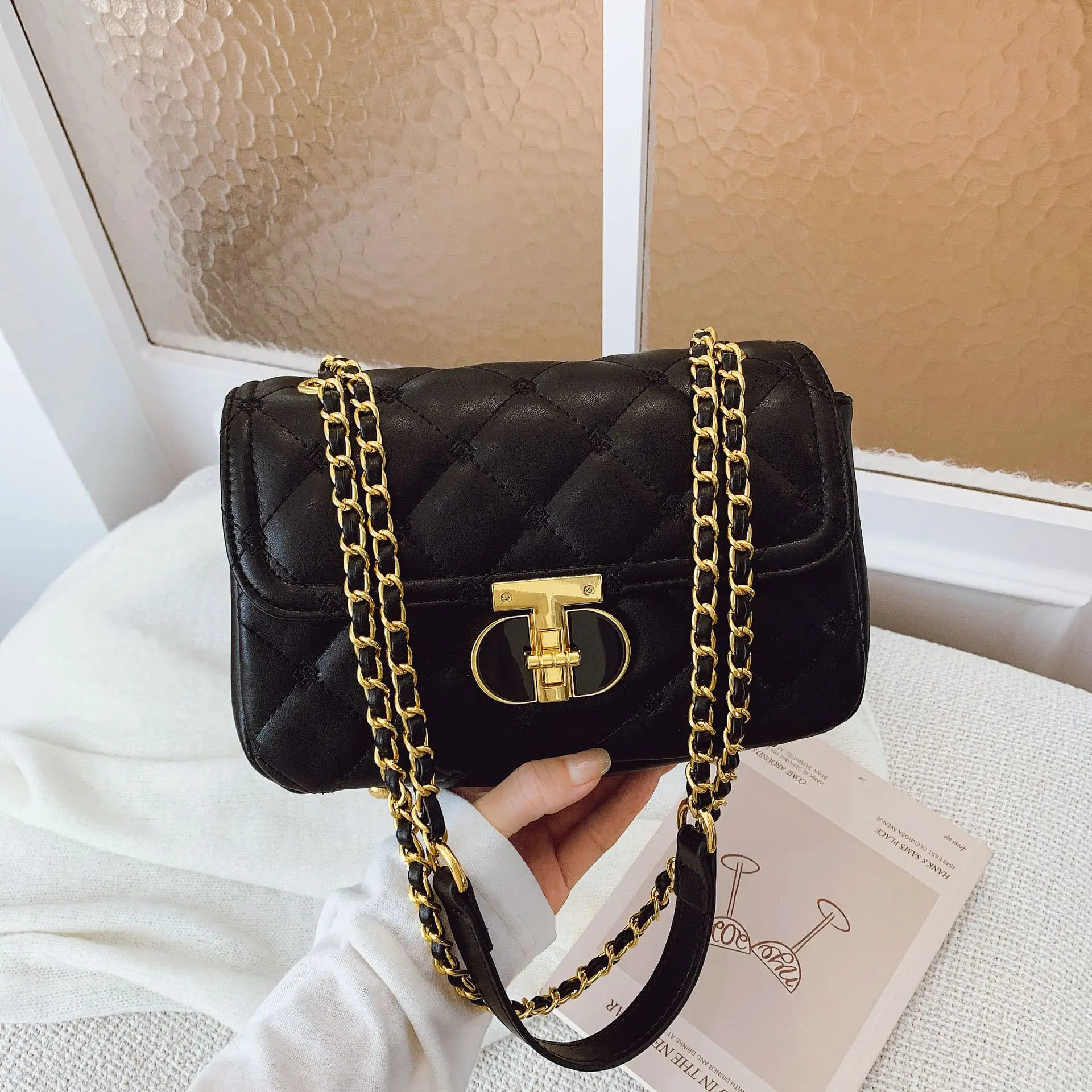 Квадратная сумка с золотой шариковой цепочкой 2025, женская шикарная сумка через плечо, модная сумка через плечо «день-ночь», минималистичная кожаная сумка
Квадратная сумка с золотой шариковой цепочкой 2025, женская шикарная сумка через плечо, модная сумка через плечо «день-ночь», минималистичная кожаная сумка