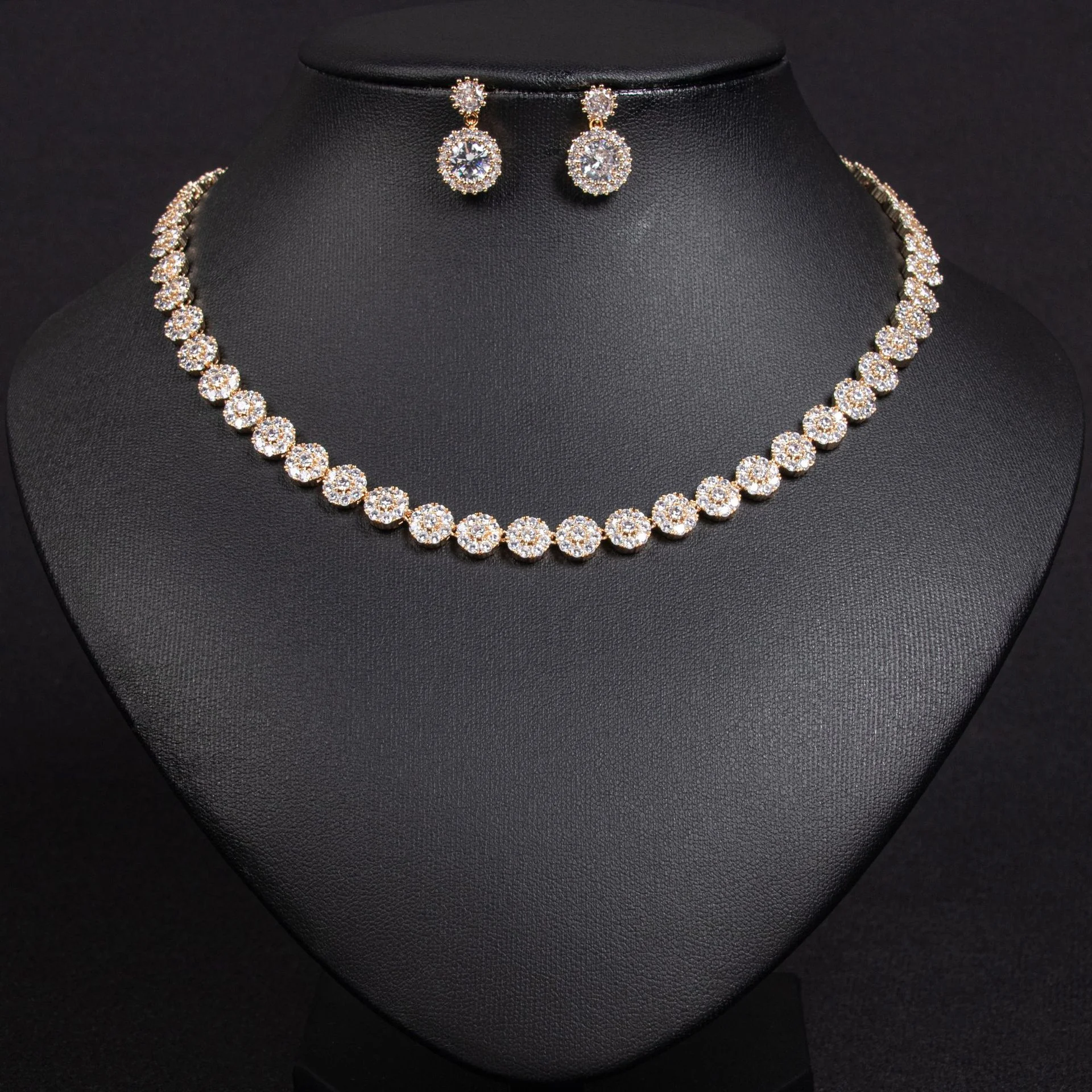 Minimalist Zircon Hip-hop Necklace Retro Earrings Ins Style Women Jewelry Set European Light Luxury Accessories
Minimalist Zircon Hip-hop Necklace Retro Earrings Ins Style Women Jewelry Set European Light Luxury Accessories