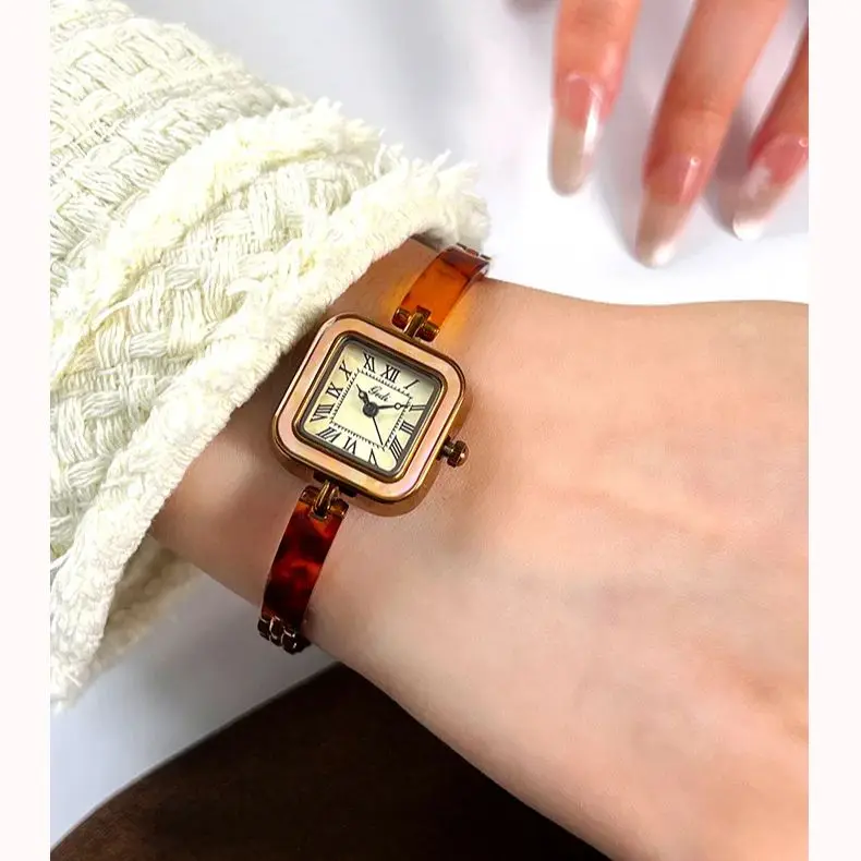 Fashion Luxury Slim Alloy Watch for Women Square Dial Simple Elegant Quartz Ladies Wristwatch Relogio Feminino
Fashion Luxury Slim Alloy Watch for Women Square Dial Simple Elegant Quartz Ladies Wristwatch Relogio Feminino