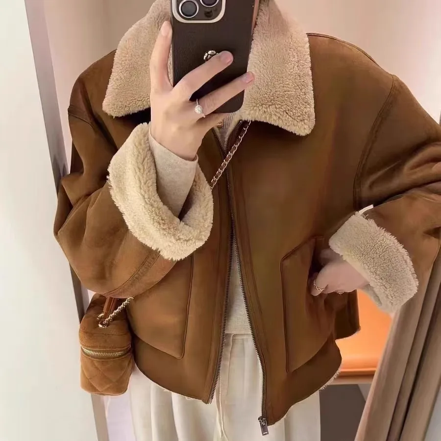 One-piece Fur Thickened Lamb Wool Jacket for Women with A Winter Design American Retro Warm Short Flip-up Motorcycle Suit
One-piece Fur Thickened Lamb Wool Jacket for Women with A Winter Design American Retro Warm Short Flip-up Motorcycle Suit