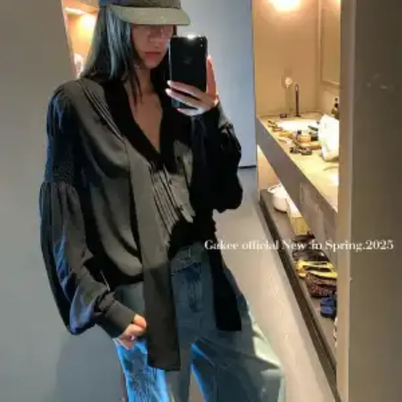 Женская черная атласная блузка с V-образным вырезом, рукавами-фонариками и драпировкой, элегантный повседневный топ
Женская черная атласная блузка с V-образным вырезом, рукавами-фонариками и драпировкой, элегантный повседневный топ