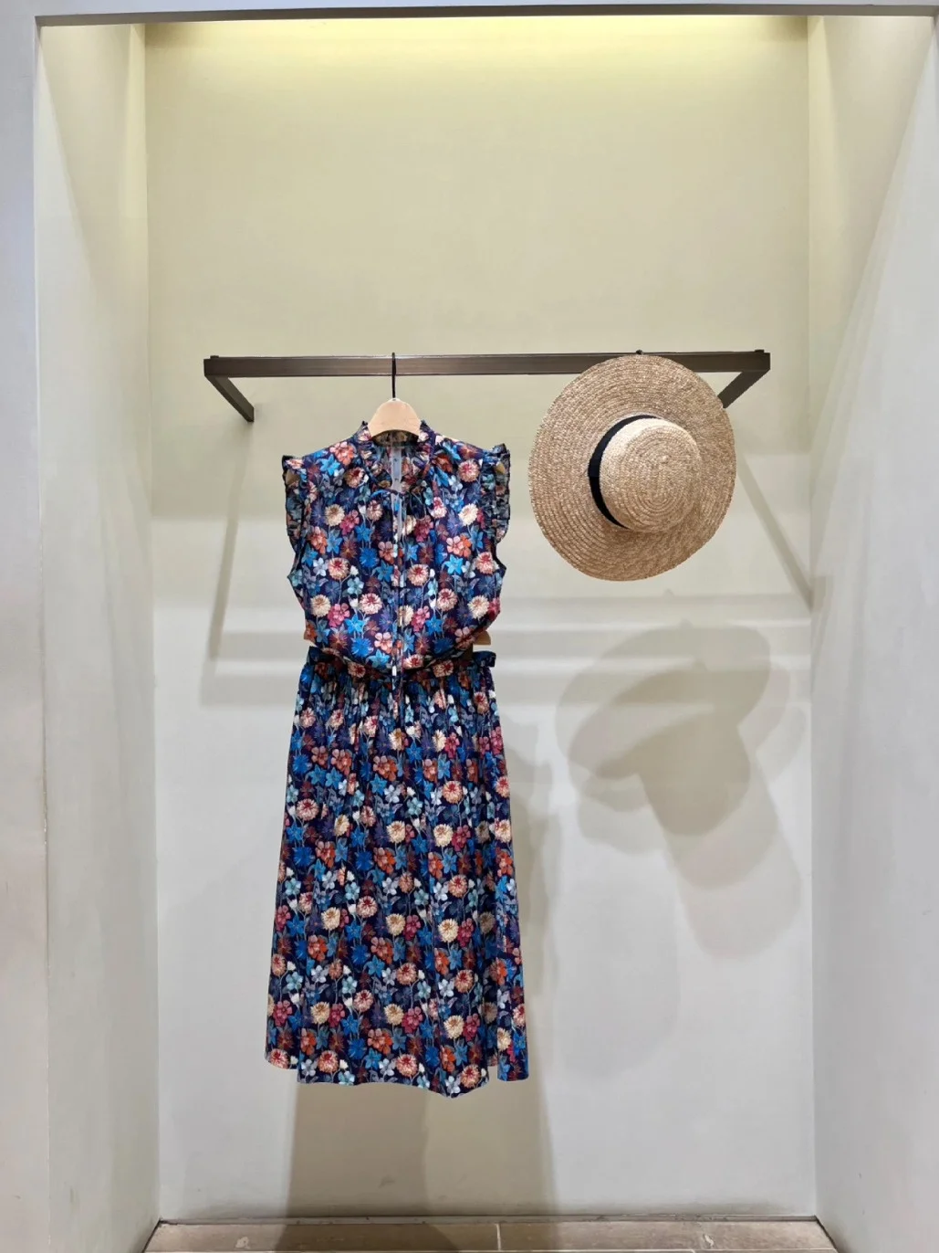 Summer Oil Painting Floral Print Shirt And Skirt Set Cotton No Sleeve Belted Design Women's Fashion Two-Piece Outfit for 2025
Summer Oil Painting Floral Print Shirt And Skirt Set Cotton No Sleeve Belted Design Women's Fashion Two-Piece Outfit for 2025