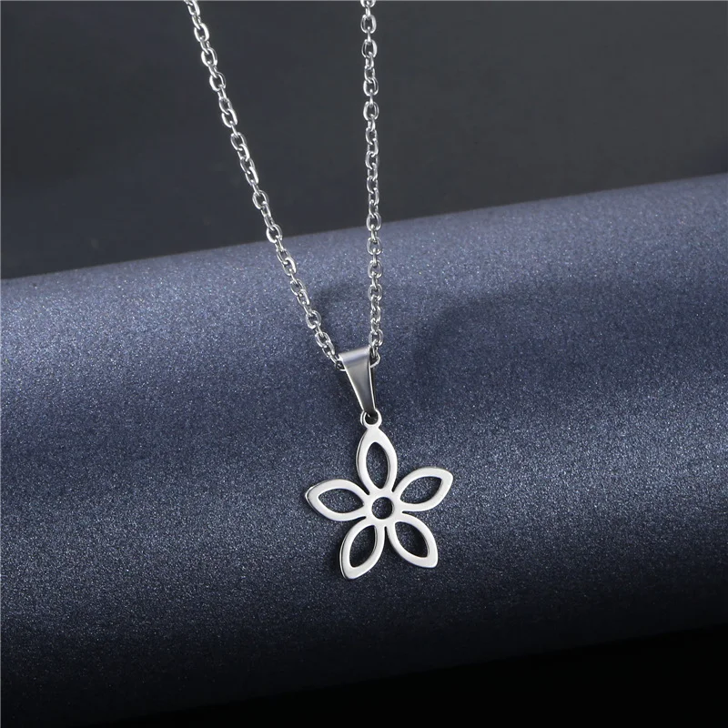 New minimalist glossy flower necklace collar chain with floral pendant. Fashionable jewelry. Allergy-proof.
New minimalist glossy flower necklace collar chain with floral pendant. Fashionable jewelry. Allergy-proof.
