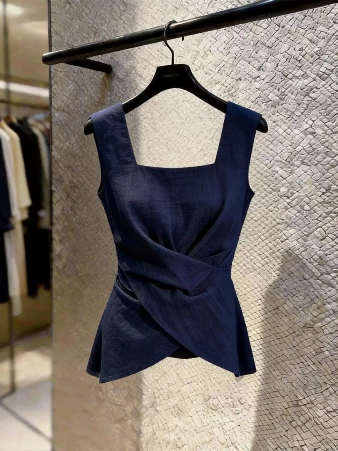 Elegant Sleeveless Square Collar Comfortable Fashion Top Poetic Style Silk Material Korean Version Slim Fit Summer 2026
Elegant Sleeveless Square Collar Comfortable Fashion Top Poetic Style Silk Material Korean Version Slim Fit Summer 2026