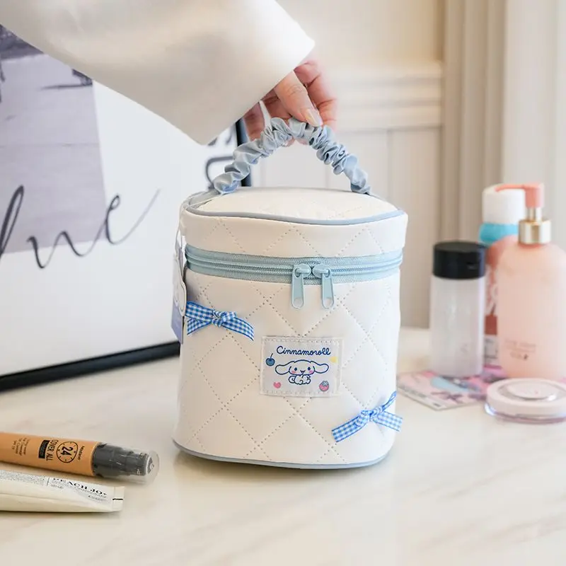 Sanrio Cinnamoroll Cute Cylinder Handmade Makeup Bag Girls Cartoon Portable Large Capacity Cosmetic Storage Travel Toilet Bag
Sanrio Cinnamoroll Cute Cylinder Handmade Makeup Bag Girls Cartoon Portable Large Capacity Cosmetic Storage Travel Toilet Bag