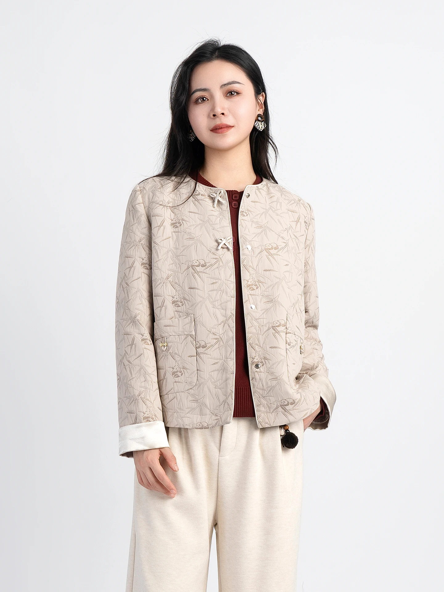 Новая зимняя женская модная верхняя одежда в китайском стиле с вышивкой панды и бамбуковым узором, из сатина, традиционная национальная.
Новая зимняя женская модная верхняя одежда в китайском стиле с вышивкой панды и бамбуковым узором, из сатина, традиционная национальная.