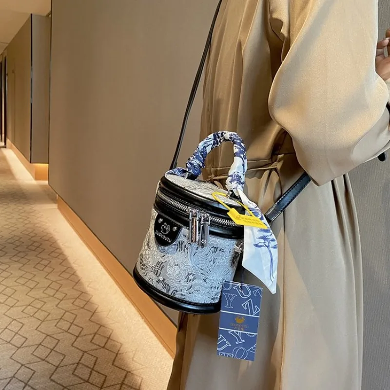 Women's Elegant Shoulder Bag with Adjustable Chain Crossbody Bag for a Customizable and Stylish Fit
Women's Elegant Shoulder Bag with Adjustable Chain Crossbody Bag for a Customizable and Stylish Fit