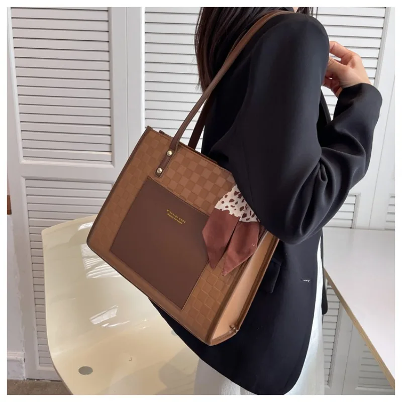 New Luxury Popular Large-capacity Tote Bag for Women Commuting Work High-quality Single-shoulder Bag Versatile Underarm Pouch
New Luxury Popular Large-capacity Tote Bag for Women Commuting Work High-quality Single-shoulder Bag Versatile Underarm Pouch