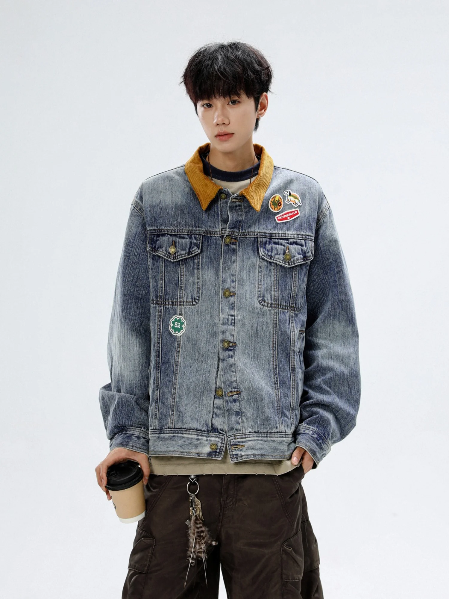 Мужская куртка в американском ретро-стиле из вельвета с пэчворк-воротником, свободная повседневная рабочая одежда, джинсовая верхняя одежда для осени, уличный стиль, парная модель
Мужская куртка в американском ретро-стиле из вельвета с пэчворк-воротником, свободная повседневная рабочая одежда, джинсовая верхняя одежда для осени, уличный стиль, парная модель