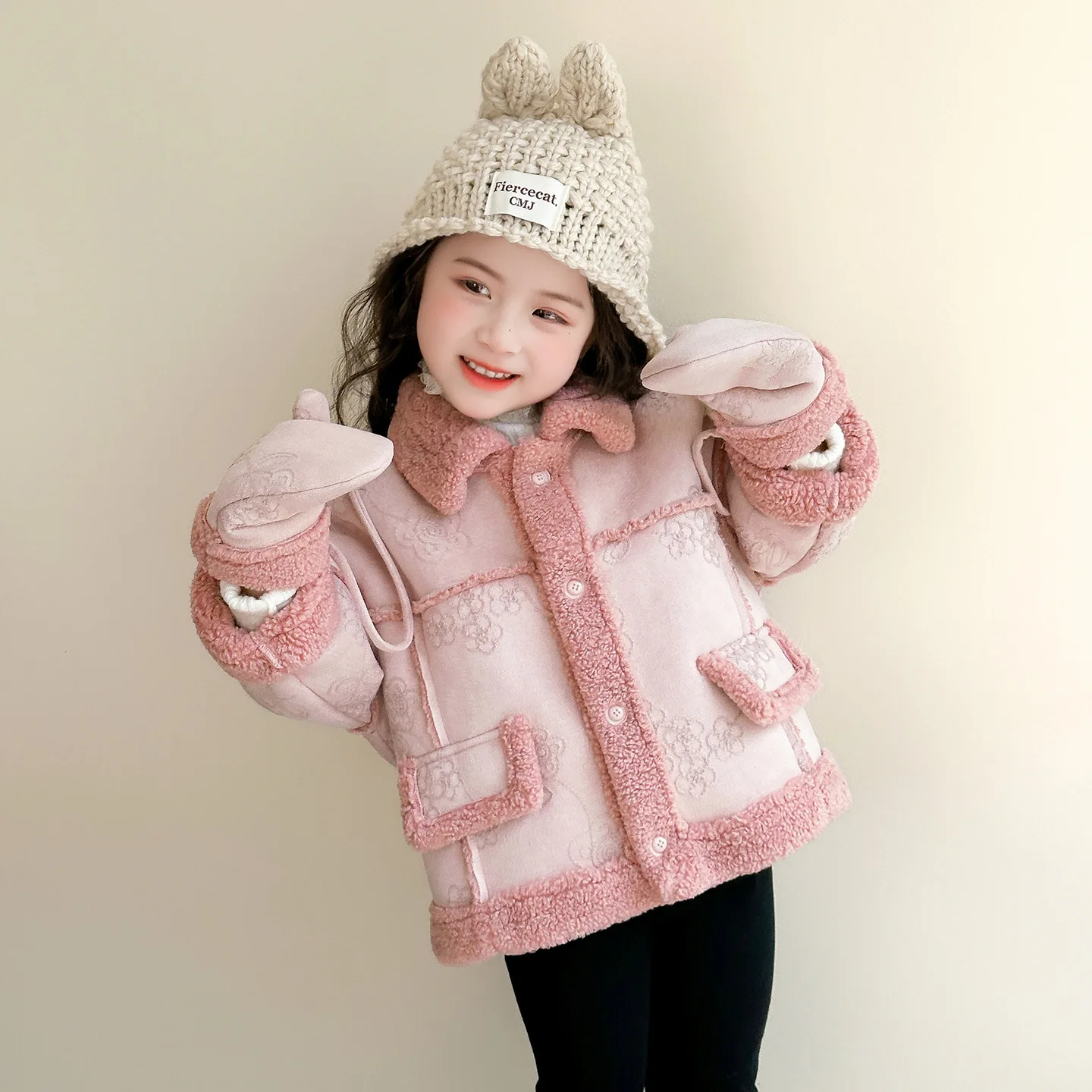 Зимнее детское шерстяное пальто для девочек с отложным воротником, утепленная детская верхняя одежда для девочек, пальто с цветочным принтом для девочек от 2 до 8 лет, однотонные перчатки
Зимнее детское шерстяное пальто для девочек с отложным воротником, утепленная детская верхняя одежда для девочек, пальто с цветочным принтом для девочек от 2 до 8 лет, однотонные перчатки