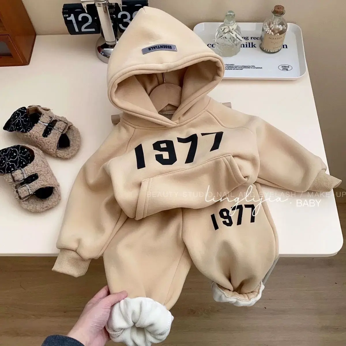Children's Suit Warm Plush Baby Girls+Boys Autumn And Winter Hoodie + Pants 2-piece Set Children's Clothing Wholesale
Children's Suit Warm Plush Baby Girls+Boys Autumn And Winter Hoodie + Pants 2-piece Set Children's Clothing Wholesale