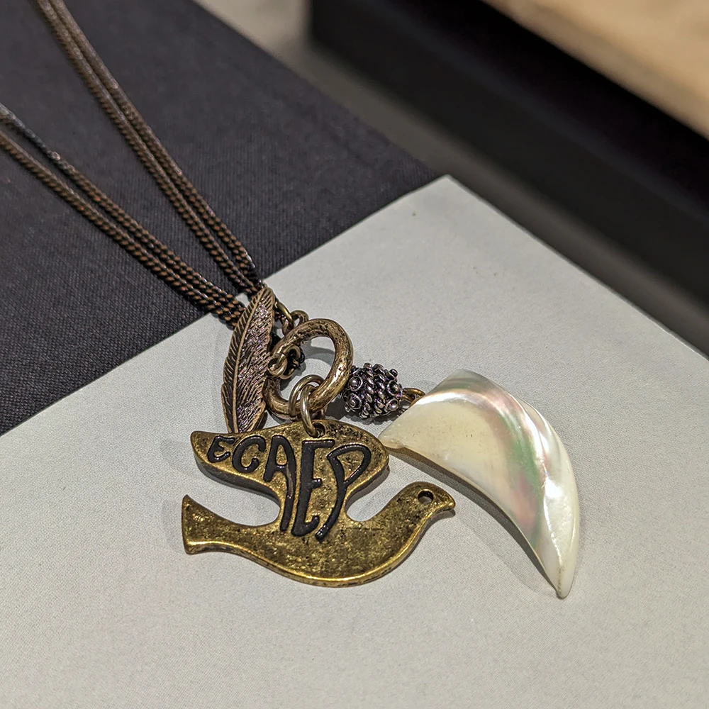 Trendy peace bird necklace white shell with box young design for unisex gift dove pigeon pendant necklace
Trendy peace bird necklace white shell with box young design for unisex gift dove pigeon pendant necklace