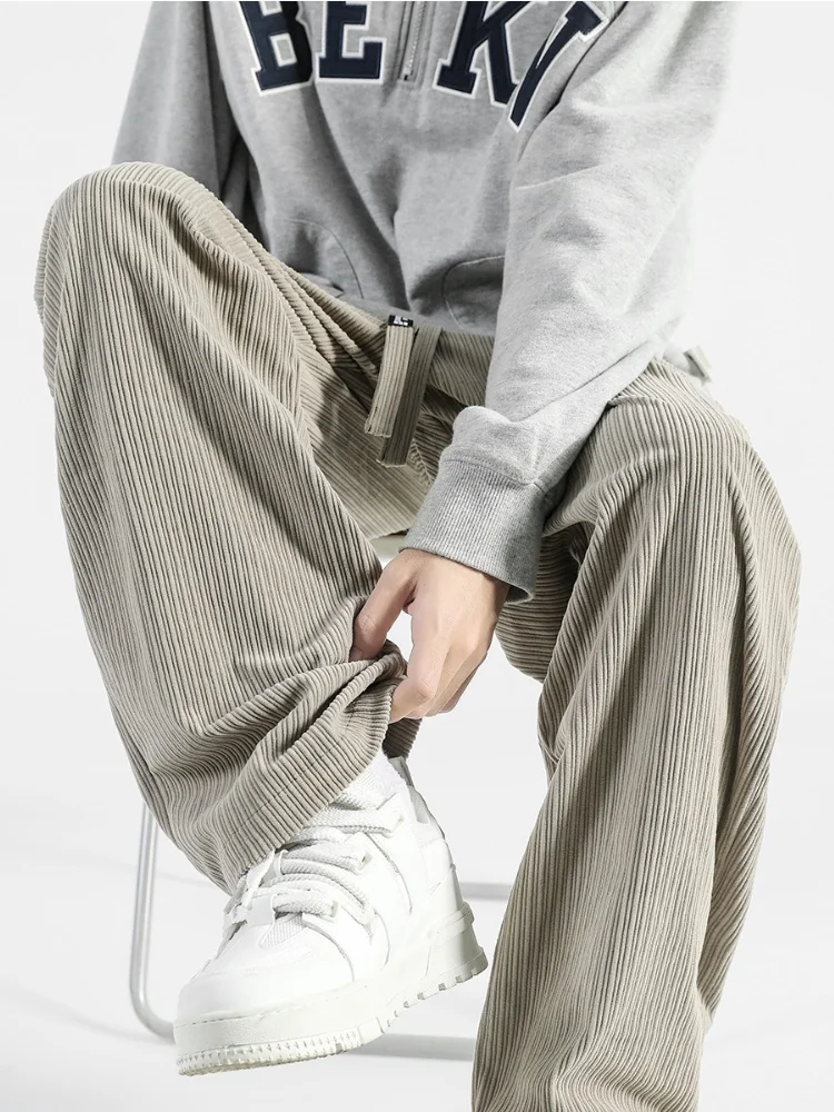 Мужские вельветовые брюки свободного кроя в американском стиле, осенние, прямые, широкие, струящиеся, повседневные, свободные штаны
Мужские вельветовые брюки свободного кроя в американском стиле, осенние, прямые, широкие, струящиеся, повседневные, свободные штаны