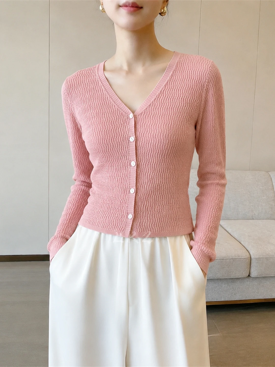Sweet Soft Style Long Sleeve V-Neck Ice Silk Knitted Top Single Button Summer Fashionable Women's Clothing Commute Style
Sweet Soft Style Long Sleeve V-Neck Ice Silk Knitted Top Single Button Summer Fashionable Women's Clothing Commute Style