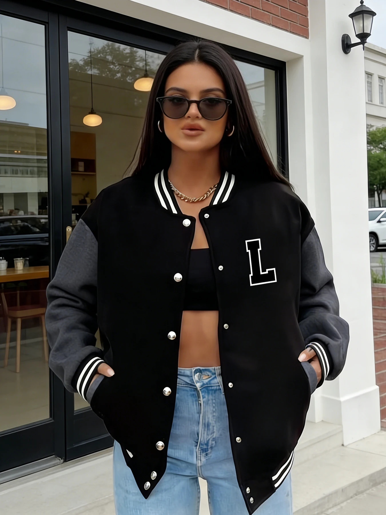 Женская университетская куртка большого размера с буквенным принтом L, куртка-бомбер с длинными рукавами и пуговицами спереди, модная уличная верхняя одежда, повседневная одежда
Женская университетская куртка большого размера с буквенным принтом L, куртка-бомбер с длинными рукавами и пуговицами спереди, модная уличная верхняя одежда, повседневная одежда
