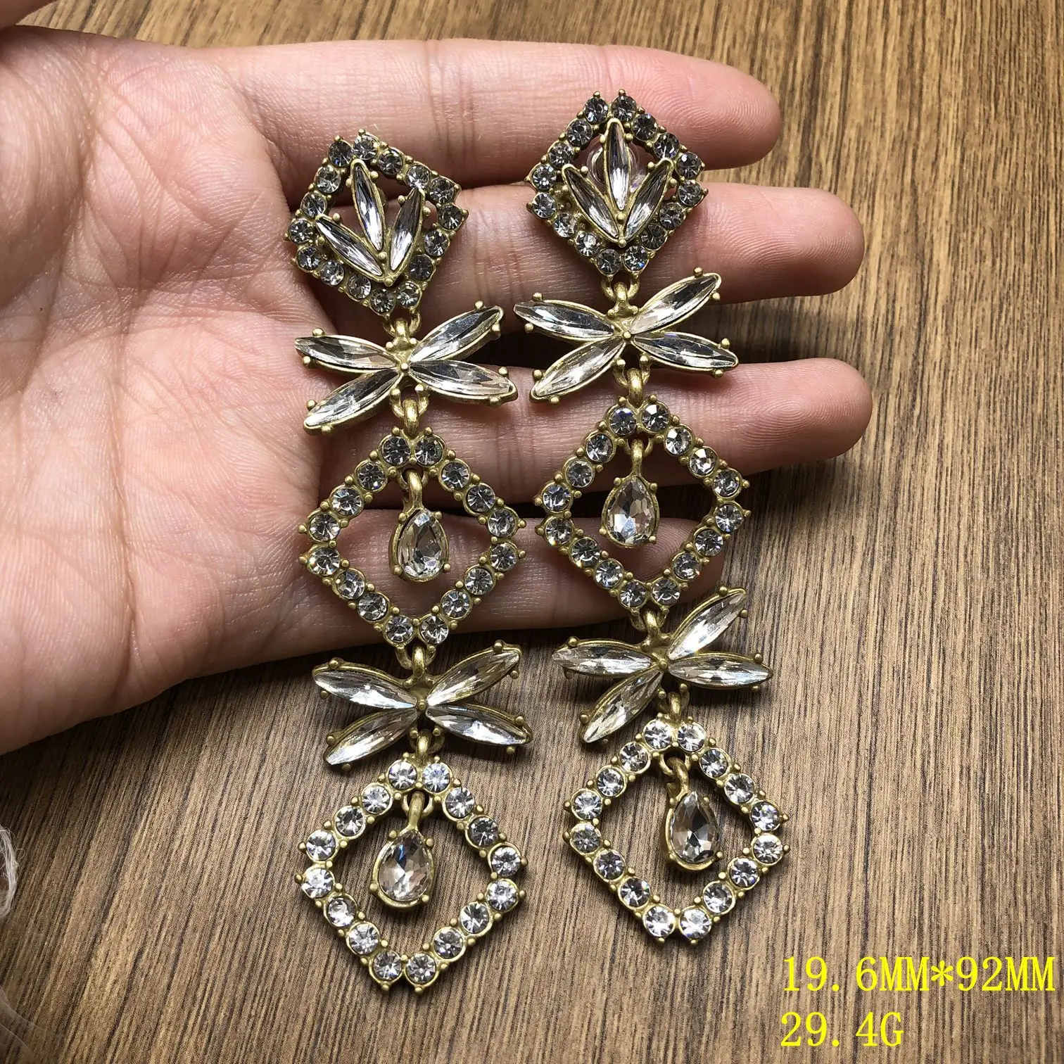 Vintage Long Diamond Earrings Gemstone Inlay Palace-Style Versatile Geometric Dangle Earrings Jewelry Birthday Gifts for Women
Vintage Long Diamond Earrings Gemstone Inlay Palace-Style Versatile Geometric Dangle Earrings Jewelry Birthday Gifts for Women