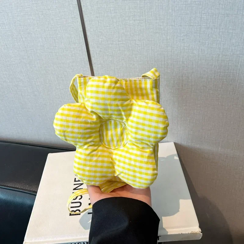 Nylon Hasp Flowers Shoulder Bags Striped Niche Design Sense 2025 Hot Sale Women's Bags Summer Exquisite Vacation Shoulder Bags
Nylon Hasp Flowers Shoulder Bags Striped Niche Design Sense 2025 Hot Sale Women's Bags Summer Exquisite Vacation Shoulder Bags