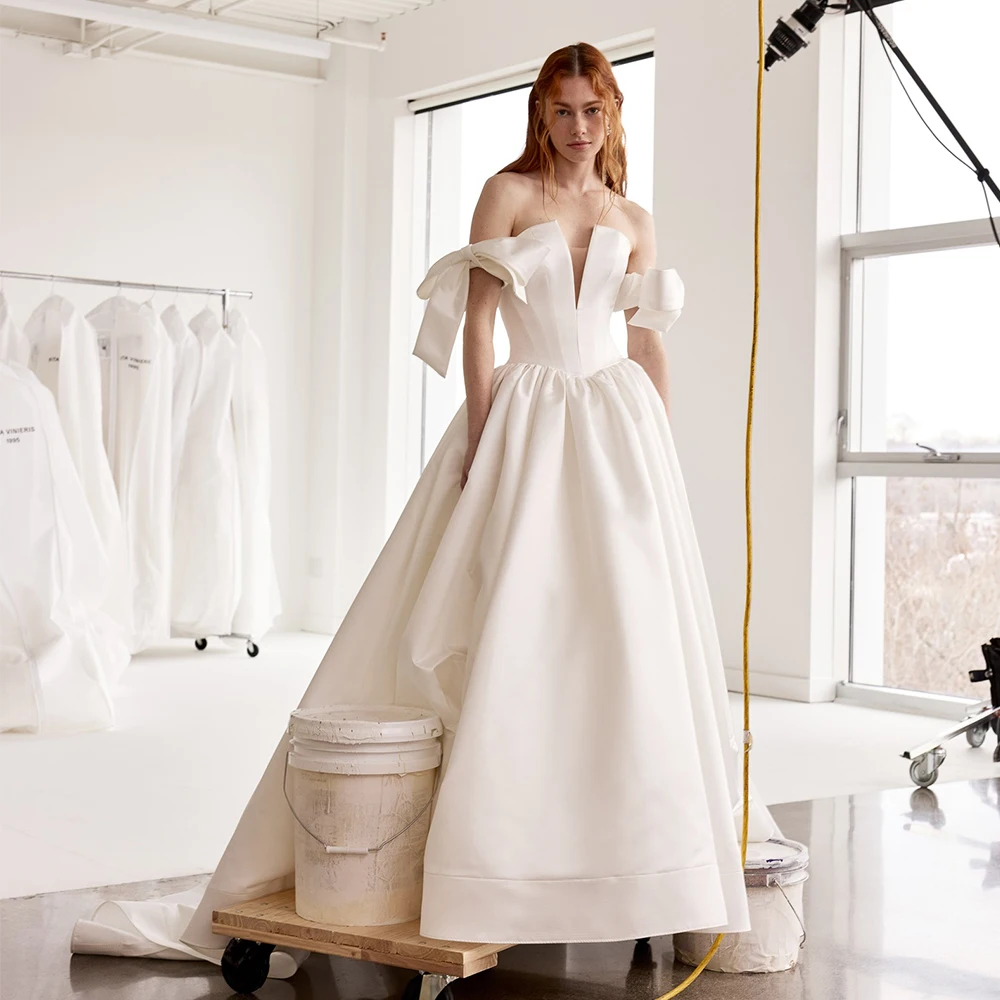 Simple V Neck Satin Wedding Dress With Detachable Sleeves A Line Court Train Elegant Satin Bridal Gown Abito Aa Sposa TSWD634
Simple V Neck Satin Wedding Dress With Detachable Sleeves A Line Court Train Elegant Satin Bridal Gown Abito Aa Sposa TSWD634