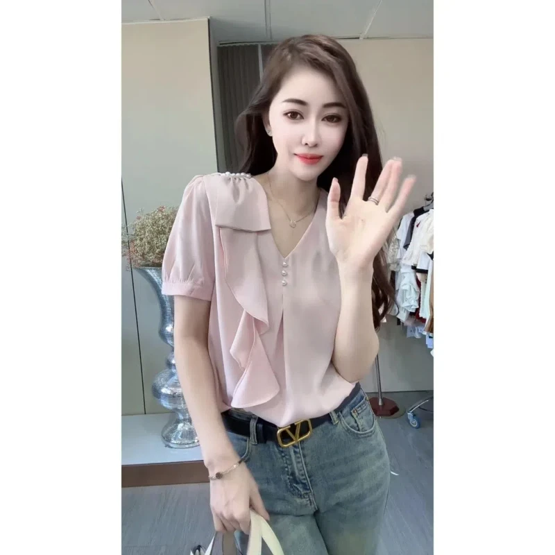 Design Short-sleeved Shirt Bow Heavy Industry Pearl Temperament Commuting Hot Style Light Luxury Belly Covering Summer Cool Top
Design Short-sleeved Shirt Bow Heavy Industry Pearl Temperament Commuting Hot Style Light Luxury Belly Covering Summer Cool Top
