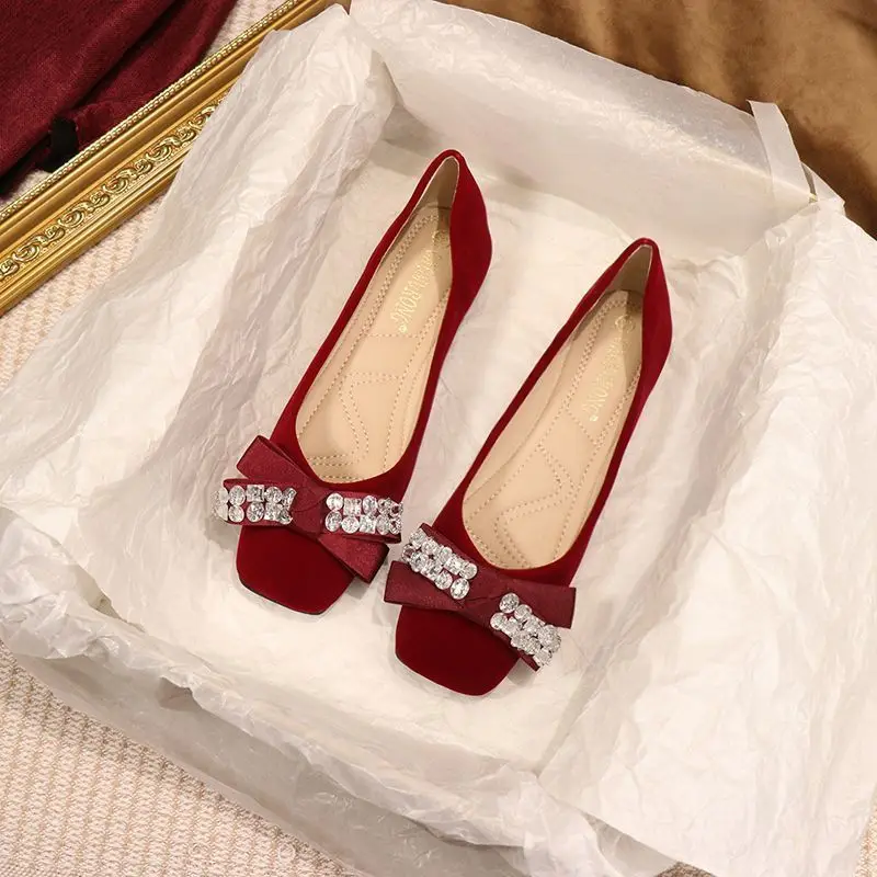 Женские красные свадебные туфли на плоской подошве, весна-лето, новые балетки с квадратным носком и бантом, удобная повседневная рабочая обувь для женщин, большие размеры 42
Женские красные свадебные туфли на плоской подошве, весна-лето, новые балетки с квадратным носком и бантом, удобная повседневная рабочая обувь для женщин, большие размеры 42