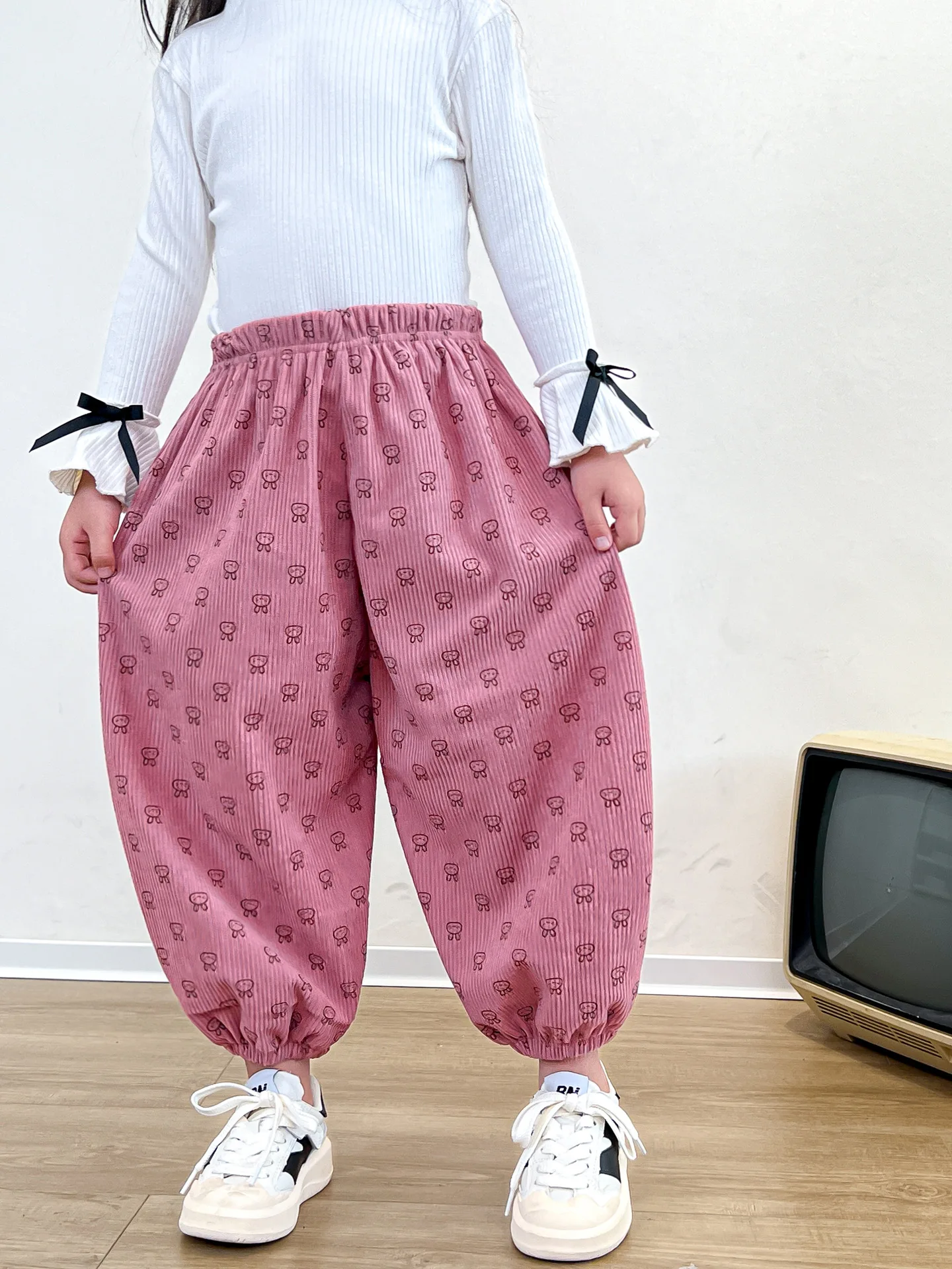 New children's sports pants, corduroy casual pants, children's pants, sweatpants, autumn men's and women's loose Korean version
New children's sports pants, corduroy casual pants, children's pants, sweatpants, autumn men's and women's loose Korean version