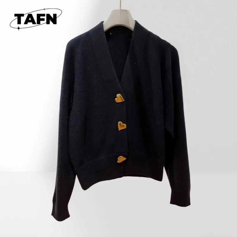 25 Hot Retro Style High-Grade Cashmere Warm Leisure All-Match Single Sweater Heart Buckle 80% Pure Wool 10% Cashmere top quality
25 Hot Retro Style High-Grade Cashmere Warm Leisure All-Match Single Sweater Heart Buckle 80% Pure Wool 10% Cashmere top quality