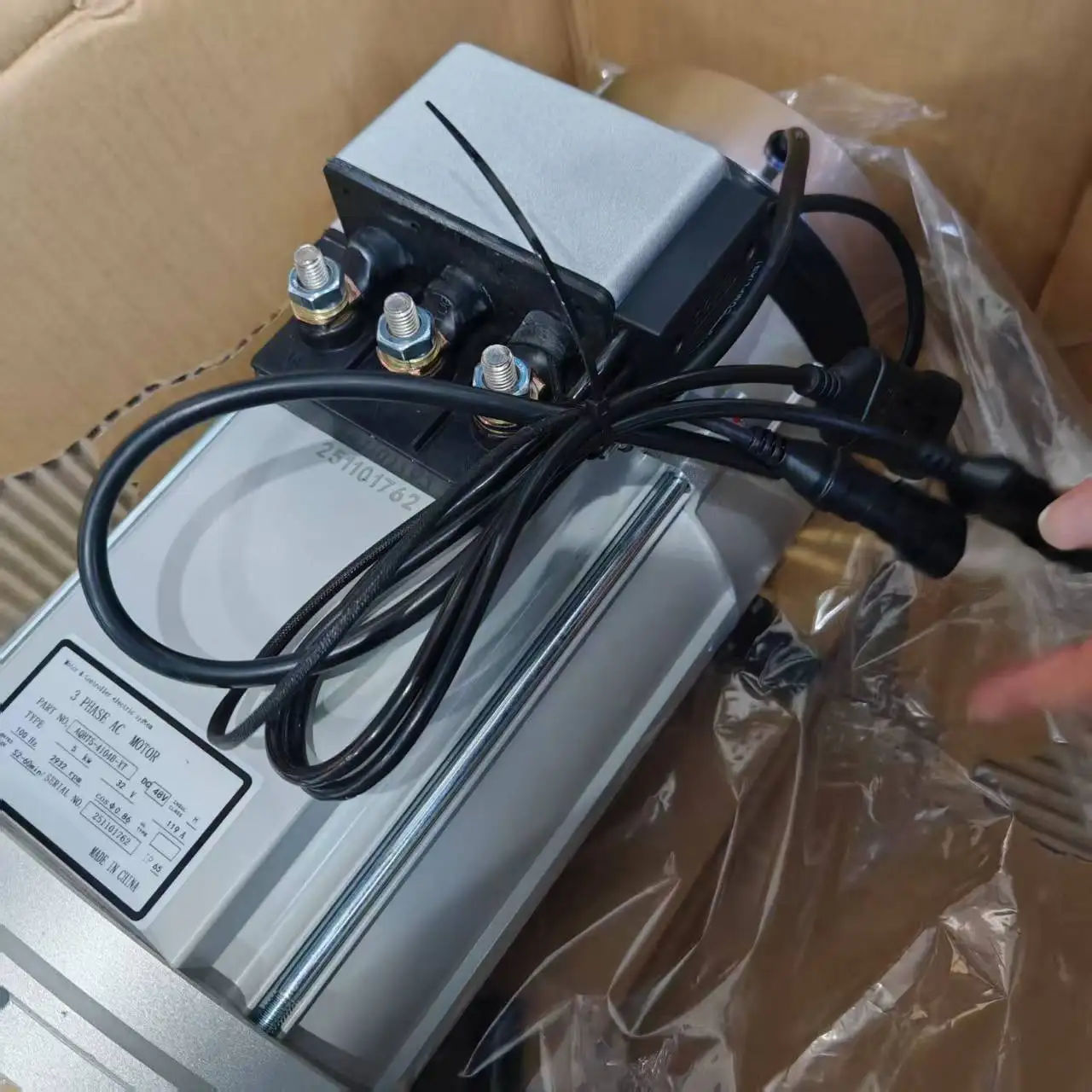 Electric Vehicle AC Motor AQHT5-4104B-XT 48V 5KW High Speed 2932 RPM for LVTONG Golf Cart
Electric Vehicle AC Motor AQHT5-4104B-XT 48V 5KW High Speed 2932 RPM for LVTONG Golf Cart