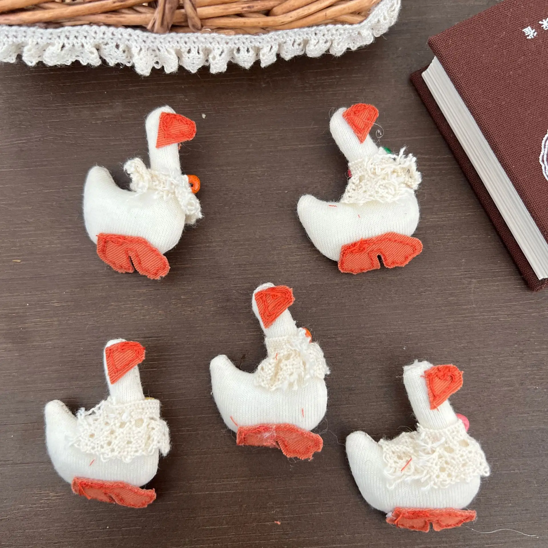 DIY Fabric Brooch Soft Cotton Filled Duck Shape Accessory for Hat Glove Scarf Bag Upgraded Home Sewing Embellishment
DIY Fabric Brooch Soft Cotton Filled Duck Shape Accessory for Hat Glove Scarf Bag Upgraded Home Sewing Embellishment