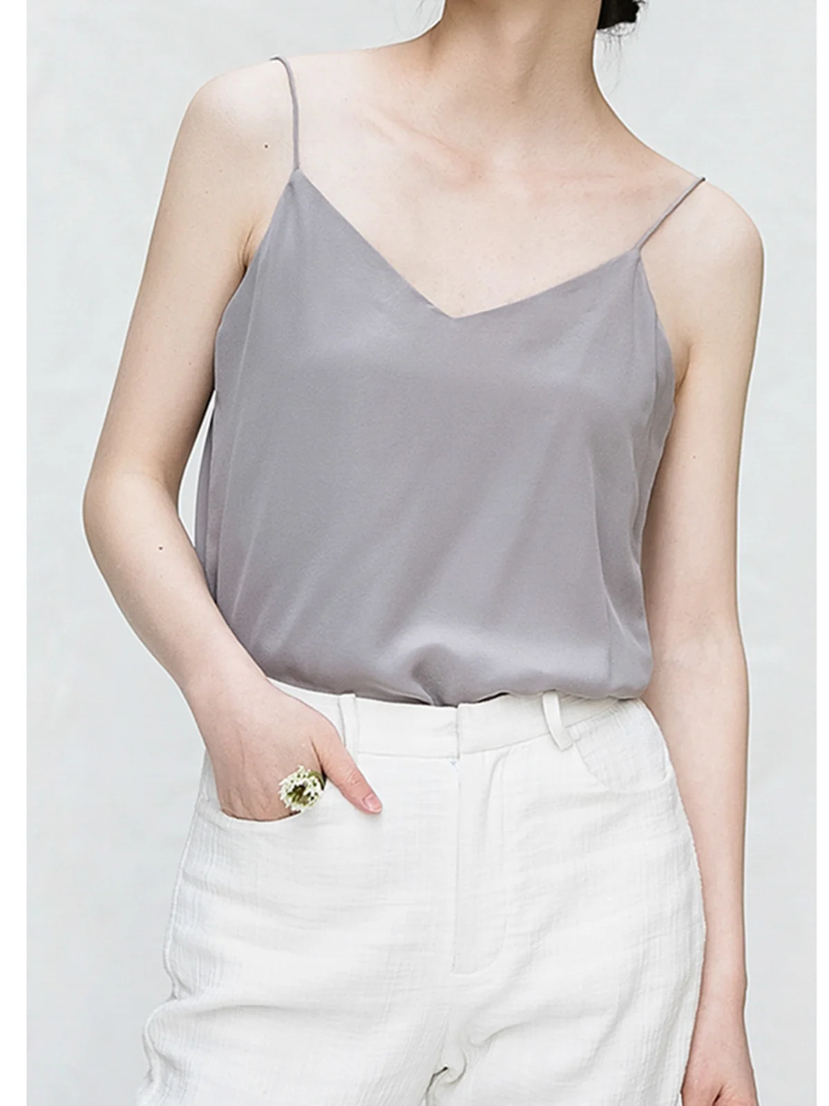 Ele V-Ne Silk Vest Strap Summer Faion Retro Hepburn Sle Cool Tone Yuann Women's Straight Cut ort Length C...
Ele V-Ne Silk Vest Strap Summer Faion Retro Hepburn Sle Cool Tone Yuann Women's Straight Cut ort Length C...