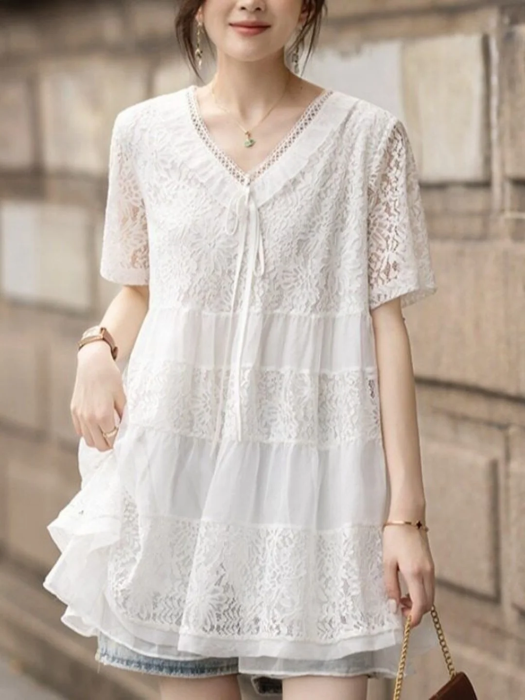 plus Size Lace Splice V-Neck Short Sleeve Mid-Length Cover-Up Top Korean Style Commute Floral Trim Hem Loose Fit Women's Shirt
plus Size Lace Splice V-Neck Short Sleeve Mid-Length Cover-Up Top Korean Style Commute Floral Trim Hem Loose Fit Women's Shirt