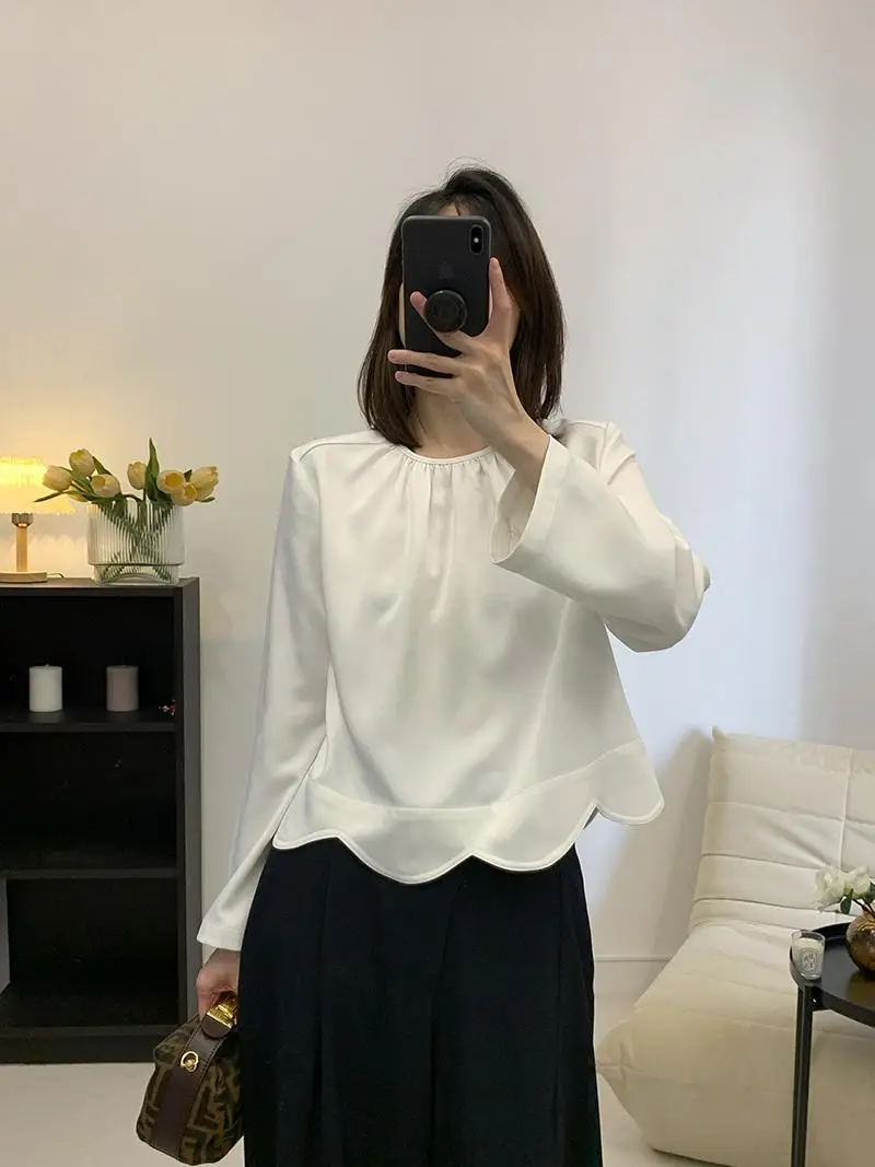 Белая круглая свободная женская блузка на раннюю осень, новый дизайн, плиссированная, модная, уникальная, укороченная.
Белая круглая свободная женская блузка на раннюю осень, новый дизайн, плиссированная, модная, уникальная, укороченная.