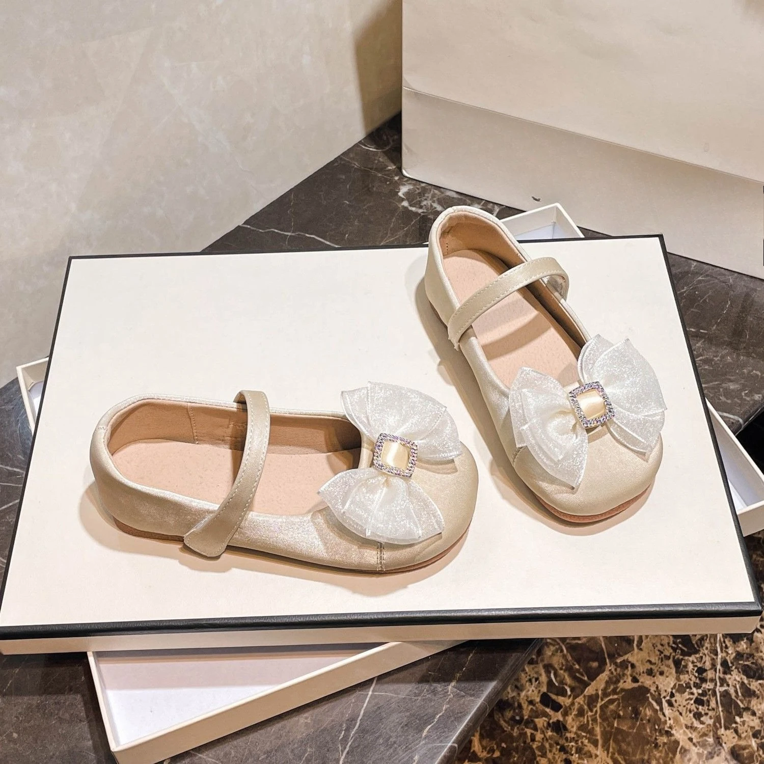 Girls Leather Shoes Spring Autumn 2026 Korean Style Stylish Lightweight Soft Sole Children's Casual Princess Flats
Girls Leather Shoes Spring Autumn 2026 Korean Style Stylish Lightweight Soft Sole Children's Casual Princess Flats