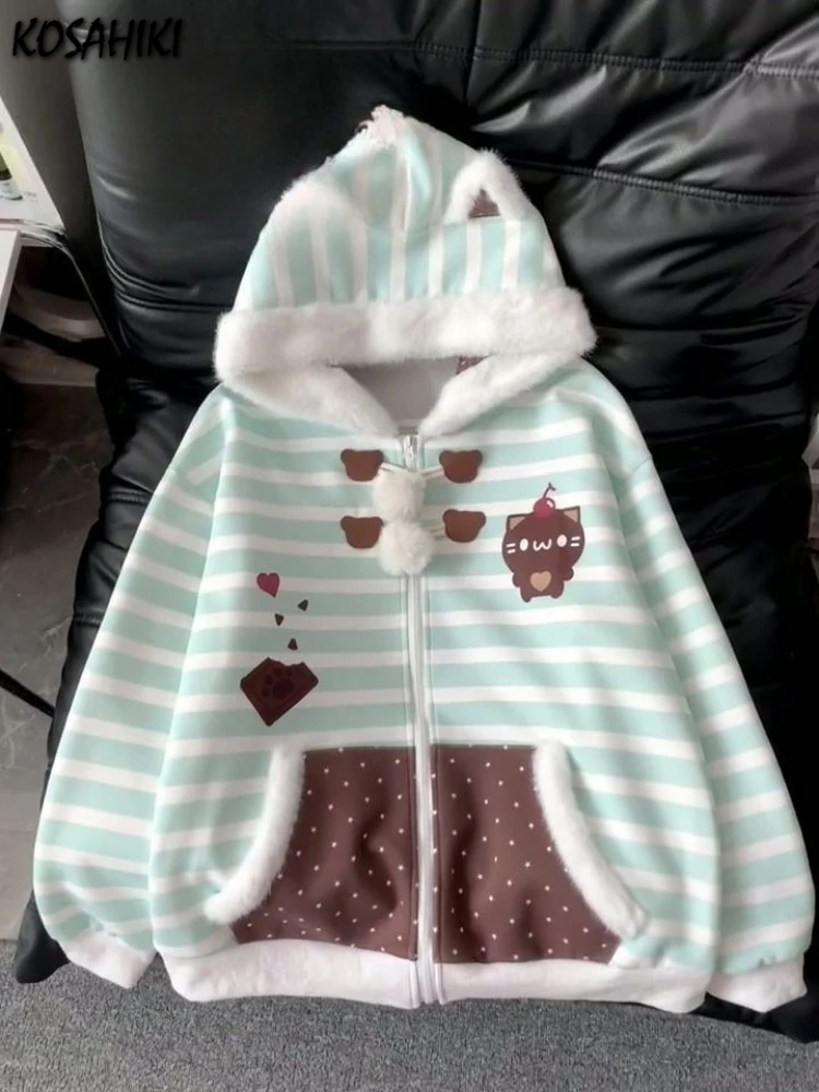 Осенне-зимний мягкий свитшот с капюшоном в студенческом стиле для девочек, милый полосатый меховой воротник с плюшевым толстым пальто
Осенне-зимний мягкий свитшот с капюшоном в студенческом стиле для девочек, милый полосатый меховой воротник с плюшевым толстым пальто