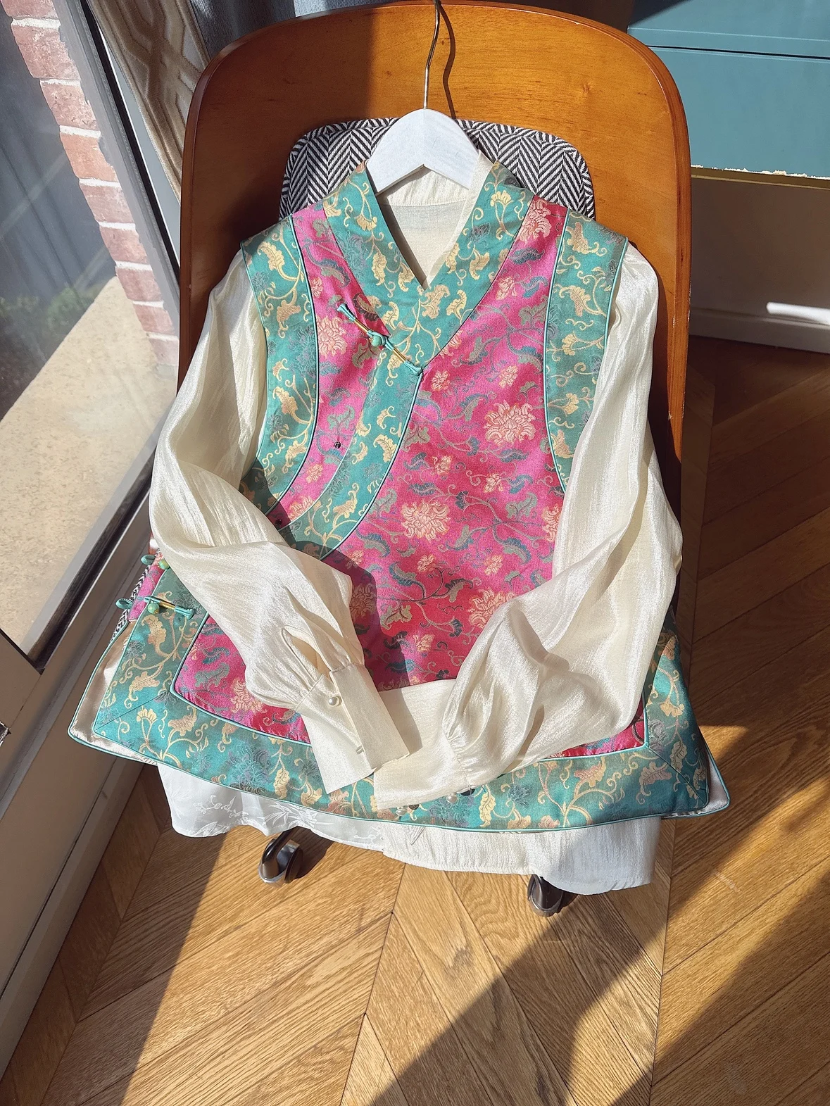 Новый китайский национальный тренд u Jin, женский жилет из натурального шелка, весна-осень, новый элитный жилет с плечами
Новый китайский национальный тренд u Jin, женский жилет из натурального шелка, весна-осень, новый элитный жилет с плечами