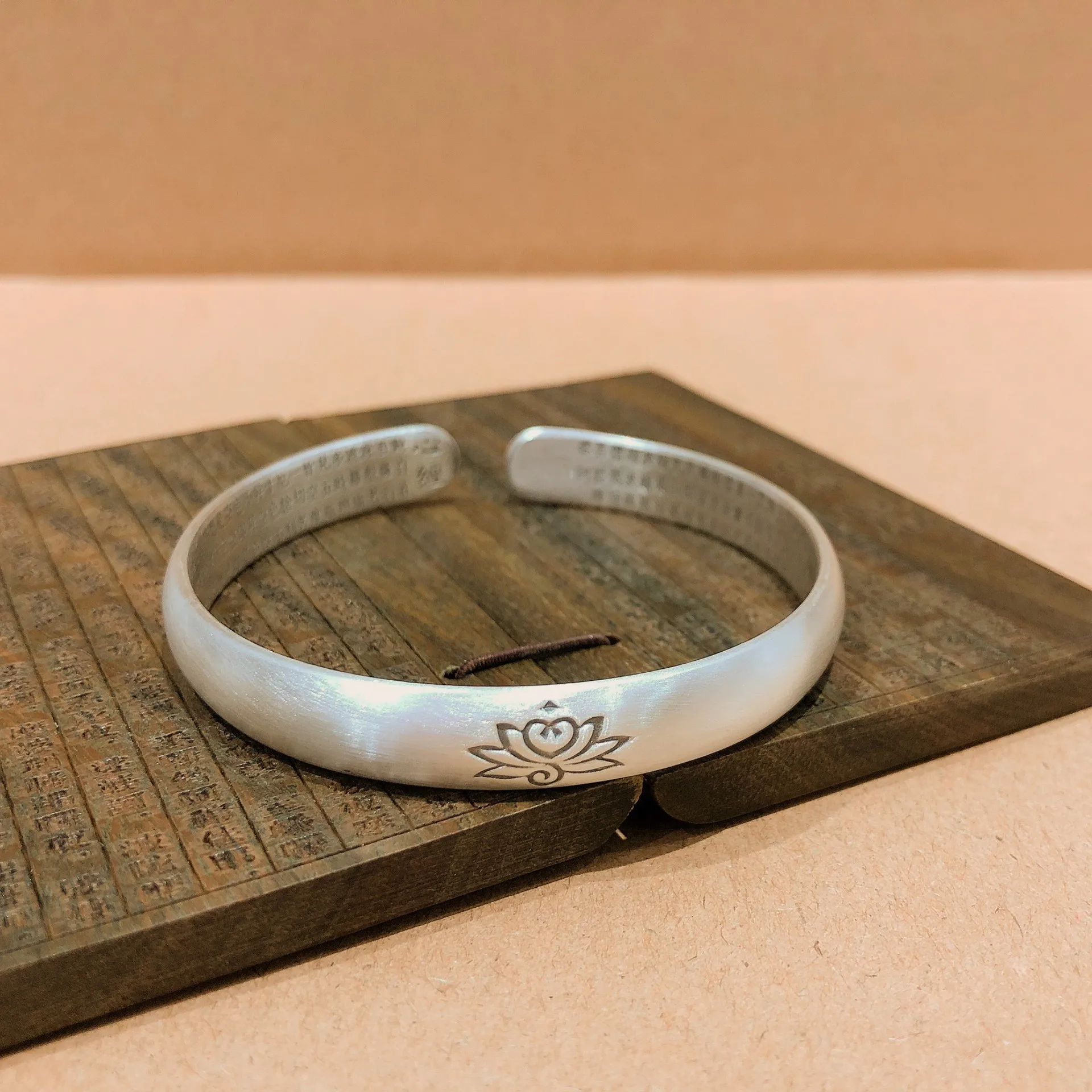 The new S925 Silver Trend Open personality fashion vintage do old lotus for men and women bracelet gift
The new S925 Silver Trend Open personality fashion vintage do old lotus for men and women bracelet gift