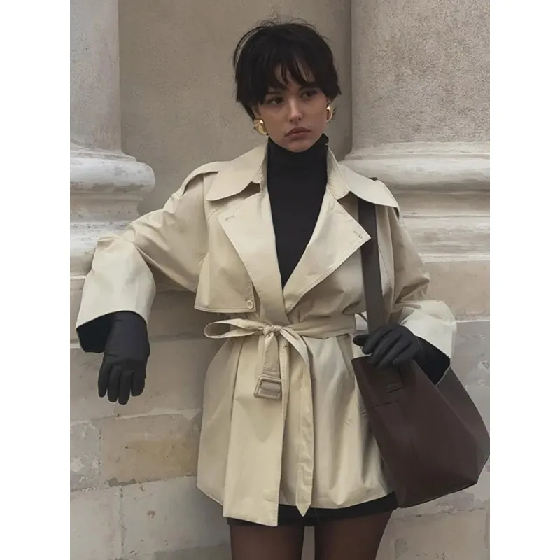 Женская мода, повседневное уличное пальто, элегантное женское однотонное укороченное ветровка с воротником с лацканами, шнуровкой на талии, плащ
Женская мода, повседневное уличное пальто, элегантное женское однотонное укороченное ветровка с воротником с лацканами, шнуровкой на талии, плащ