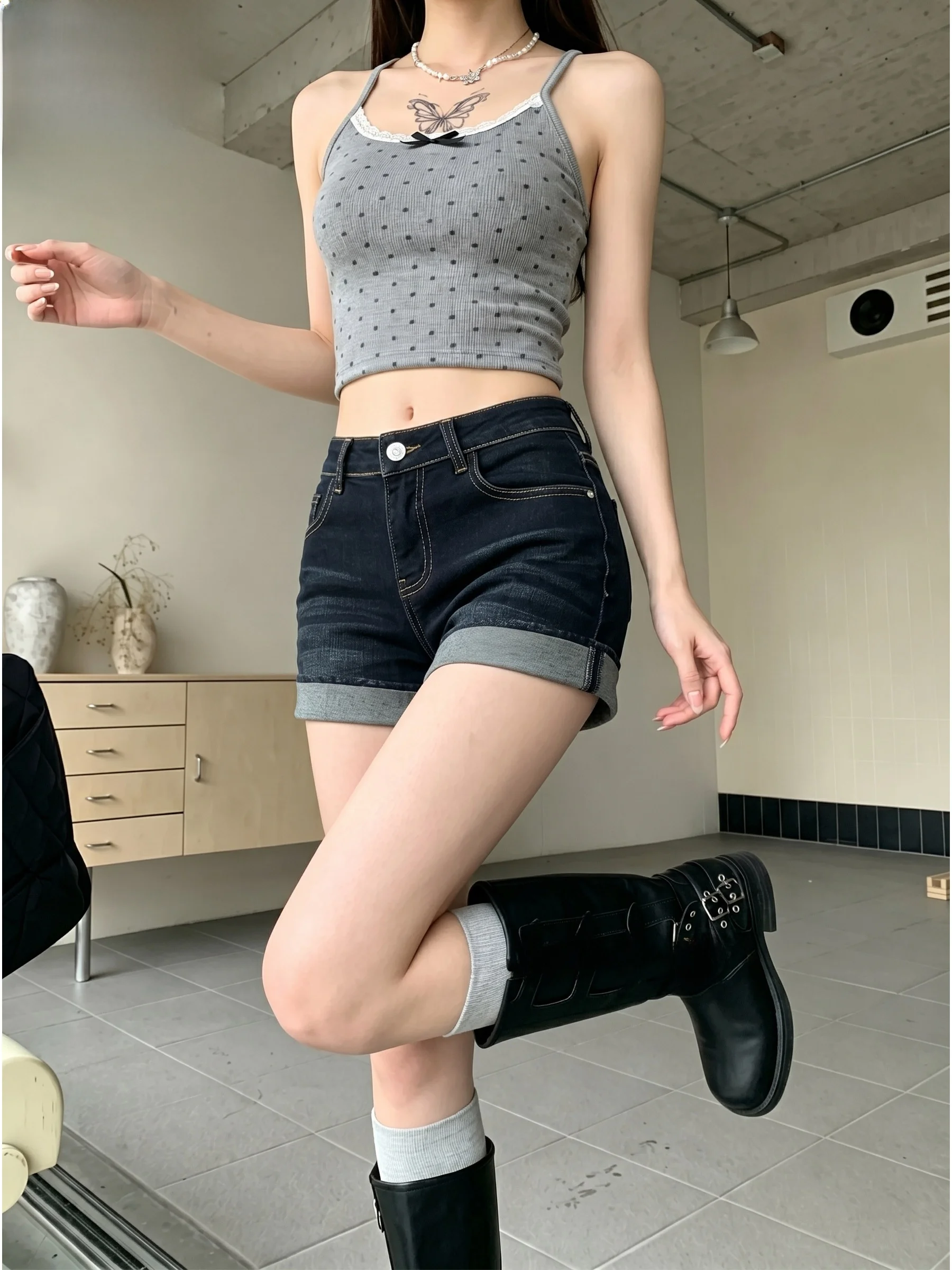 High Waist American Style Denim Shorts Women's Summer Slim Fit Elastic Straight Leg Hot Pants with Cuff Casual Wear
High Waist American Style Denim Shorts Women's Summer Slim Fit Elastic Straight Leg Hot Pants with Cuff Casual Wear