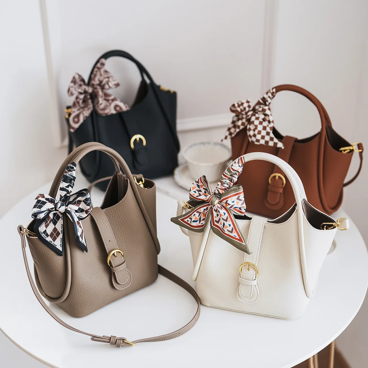 Fashion Versatile New High-quality Elegant Buckle Design Handbag, Women's Messenger Bag Bags for Women
Fashion Versatile New High-quality Elegant Buckle Design Handbag, Women's Messenger Bag Bags for Women