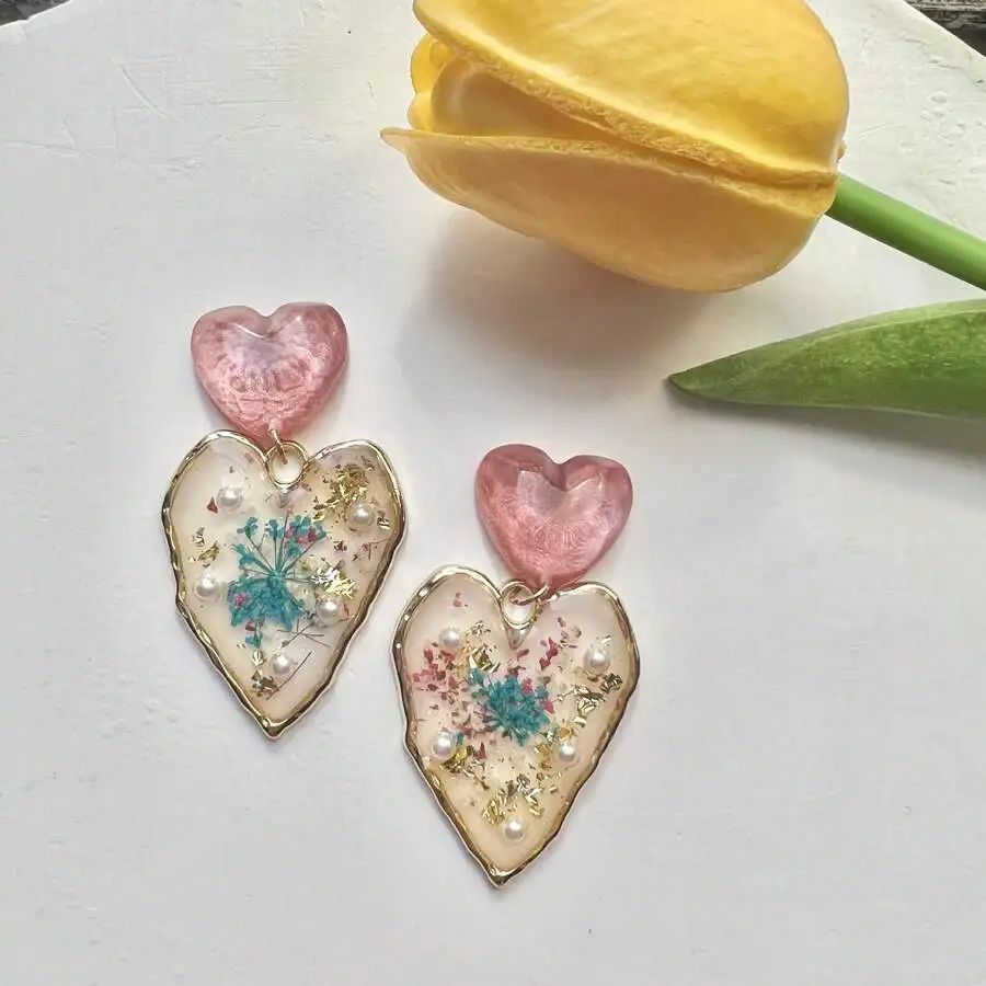 Heart-Shaped Transparent Resin Earrings With Pressed Flowers And Pearl Accents, Pink Top Heart Drop Design For Everyday Wear
Heart-Shaped Transparent Resin Earrings With Pressed Flowers And Pearl Accents, Pink Top Heart Drop Design For Everyday Wear