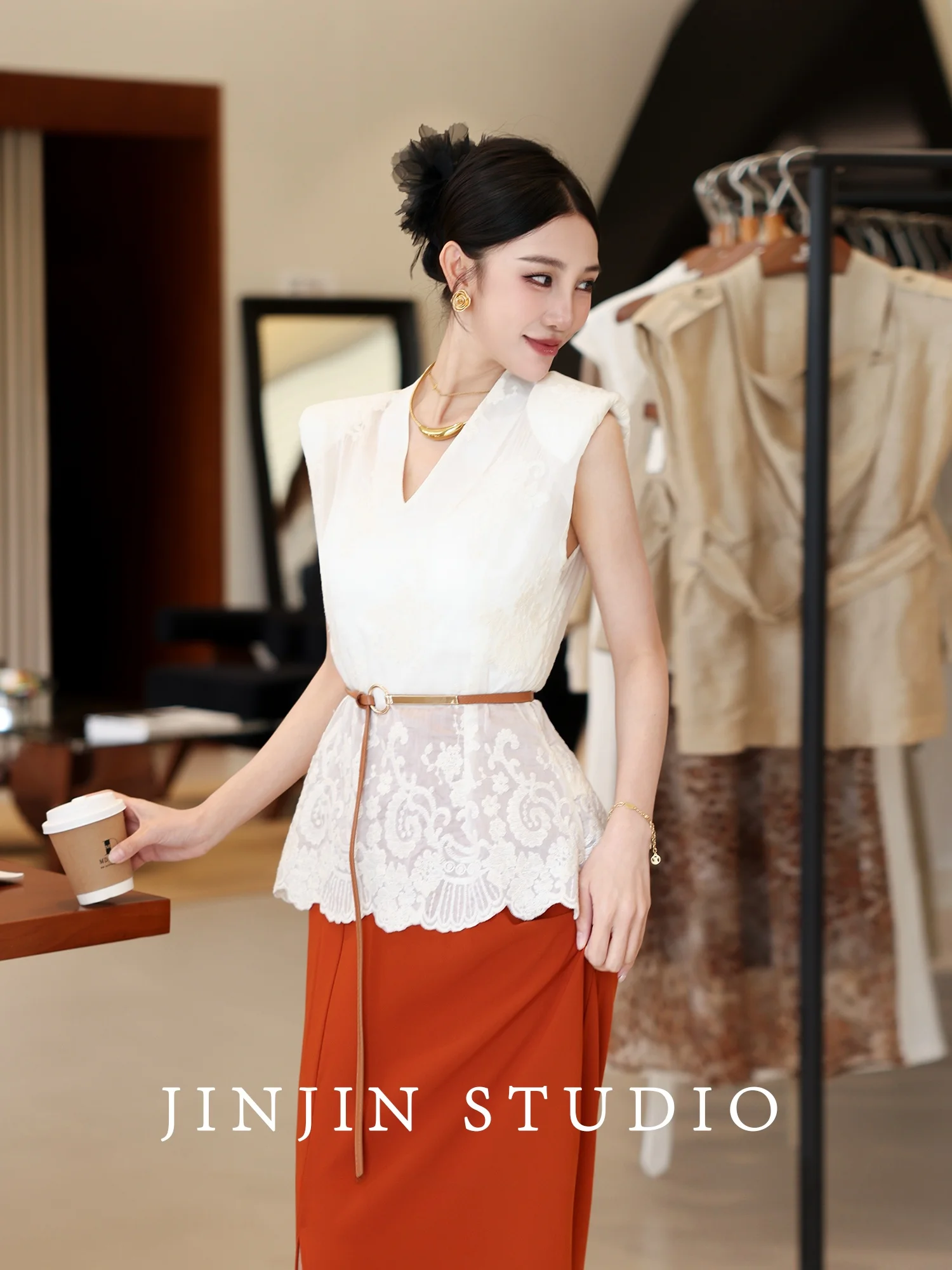Elegant V-Neck Embroidered Slim Fit Shirt without Sleeves Original Design Summer Heavy Embroidery Flower Pattern Women's Top
Elegant V-Neck Embroidered Slim Fit Shirt without Sleeves Original Design Summer Heavy Embroidery Flower Pattern Women's Top