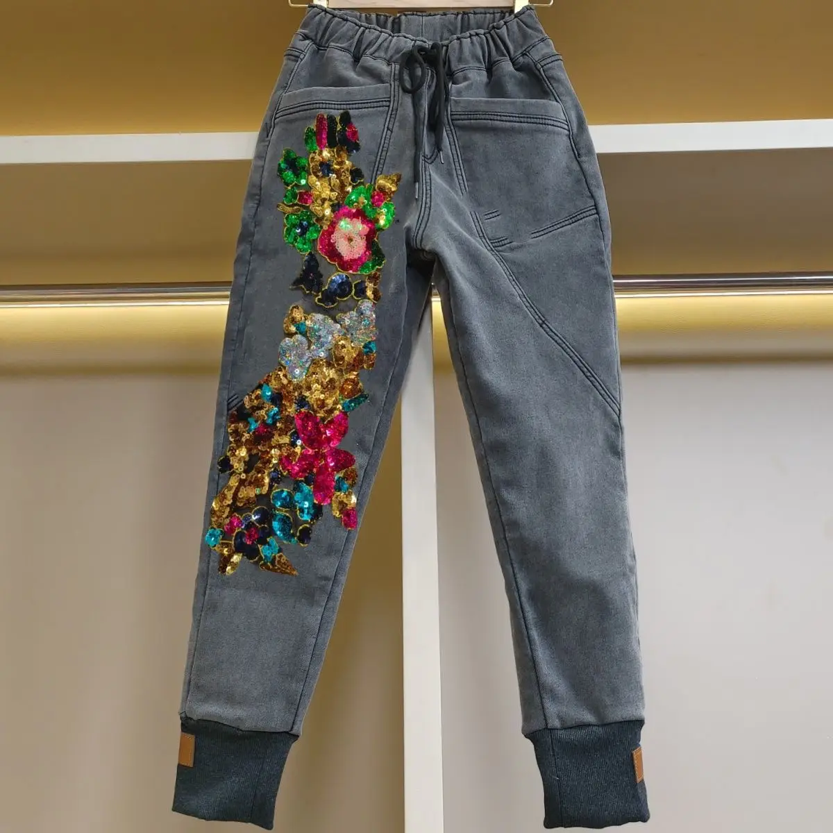 New 2025 Women's Casual High Waist Versatile Long Pants Slimming Loose Fit Denim Trousers for Ladies Autumn Season
New 2025 Women's Casual High Waist Versatile Long Pants Slimming Loose Fit Denim Trousers for Ladies Autumn Season