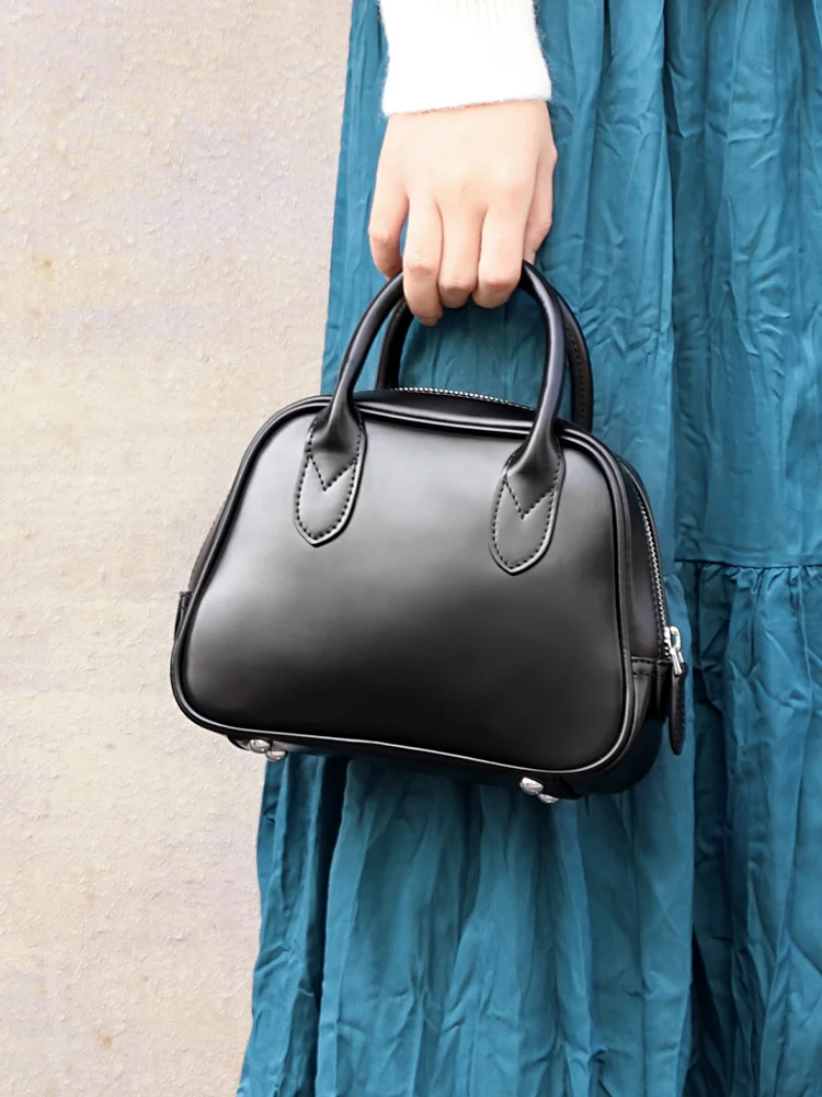 FIRMRANCH Trend Design Black Classic Simple Shell Versatile Casual Portable Crossbody Cowhide Leather Bag Mini Women Purse Chic
FIRMRANCH Trend Design Black Classic Simple Shell Versatile Casual Portable Crossbody Cowhide Leather Bag Mini Women Purse Chic