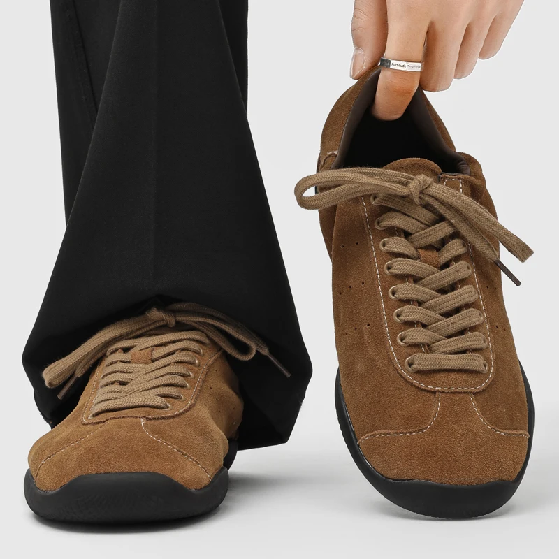 2026 New Men's Flat Sneakers Non-slip Cow Suede German Training Shoes Plus Size Spring Autumn Retro Style Male Casual Shoes
2026 New Men's Flat Sneakers Non-slip Cow Suede German Training Shoes Plus Size Spring Autumn Retro Style Male Casual Shoes