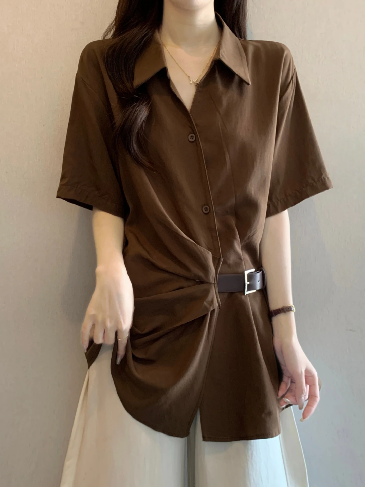 Cafe Au Lait Short Sleeve Base Shirt Women Summer 2026 plus Size Flattering Mid-Length Waist-Cinching Belted Top
Cafe Au Lait Short Sleeve Base Shirt Women Summer 2026 plus Size Flattering Mid-Length Waist-Cinching Belted Top