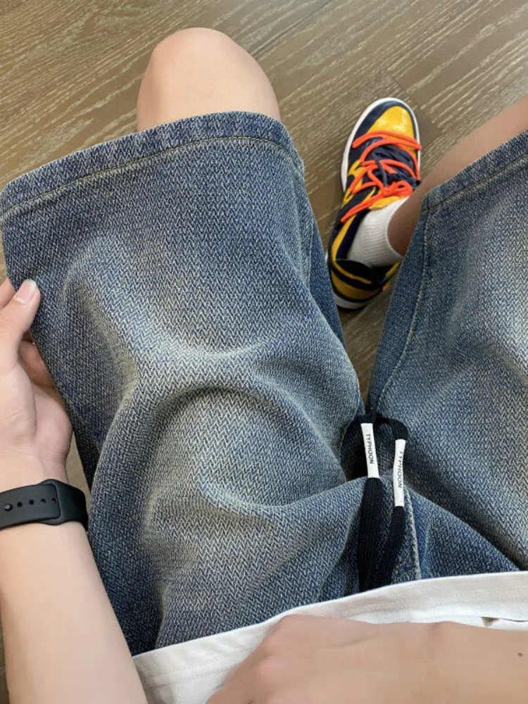 Летние модные винтажные джинсовые шорты в американском стиле, свободные, прямые, длиной до колена, для мужчин, с узором «звездное небо»
Летние модные винтажные джинсовые шорты в американском стиле, свободные, прямые, длиной до колена, для мужчин, с узором «звездное небо»