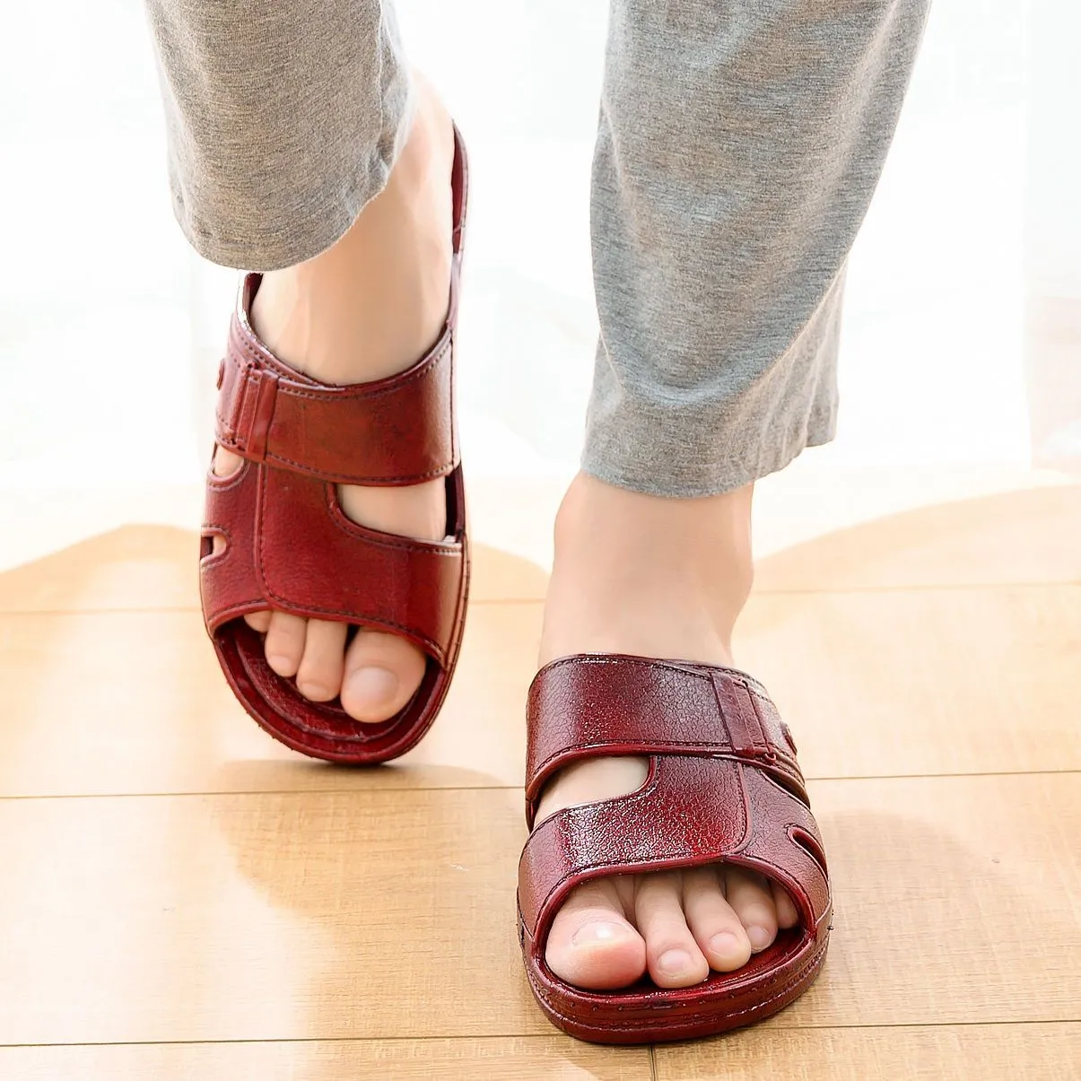 Men's Oil Slippers Thick Bottom Anti-Slip Home Slippers Plastic Retro Style Four Seasons Universal Comfortable Home Slippers
Men's Oil Slippers Thick Bottom Anti-Slip Home Slippers Plastic Retro Style Four Seasons Universal Comfortable Home Slippers