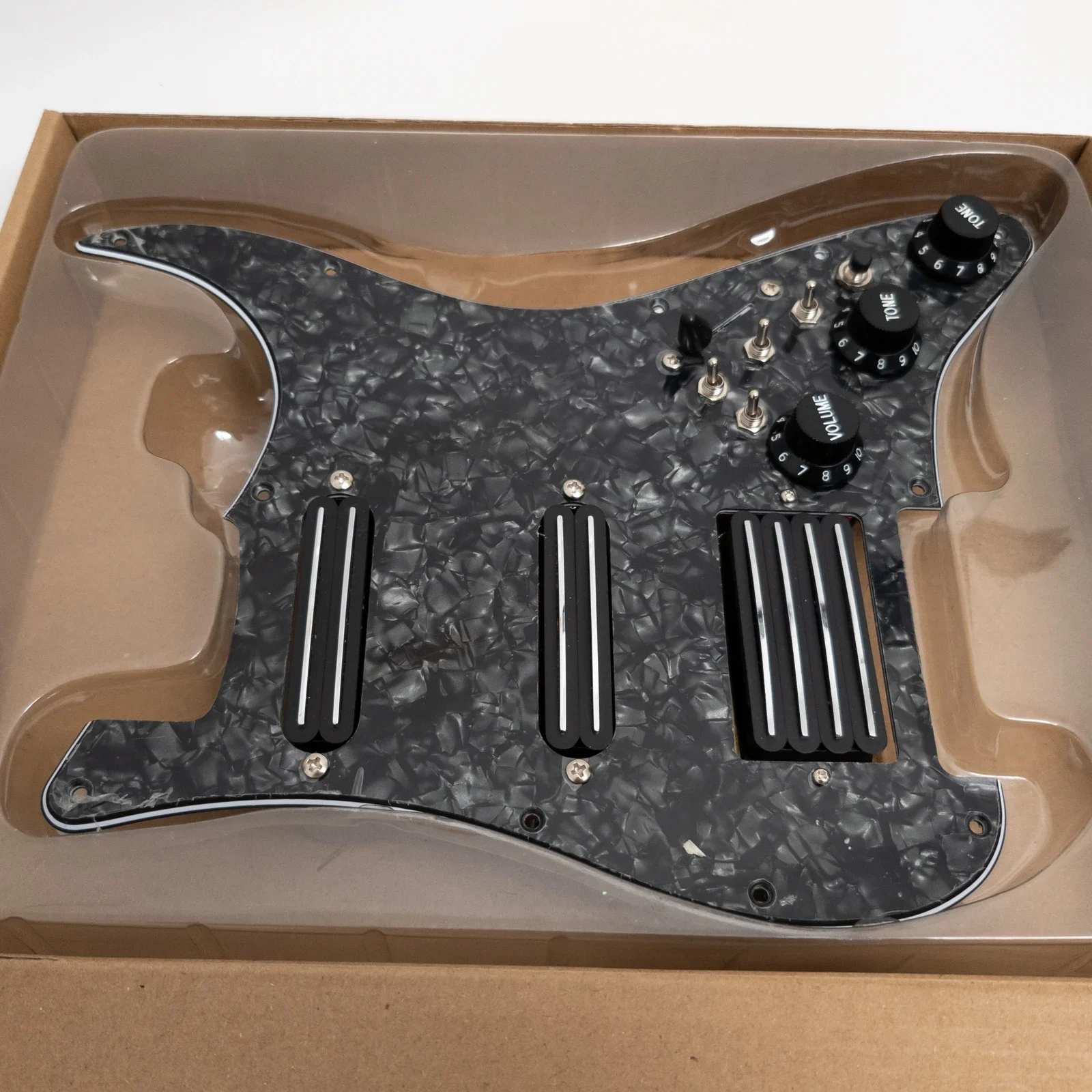 Набор предварительно проводной накладки Yumiya SSH для гитары с катушкой-сплиттин-хамбакером для электрогитар ST
Набор предварительно проводной накладки Yumiya SSH для гитары с катушкой-сплиттин-хамбакером для электрогитар ST