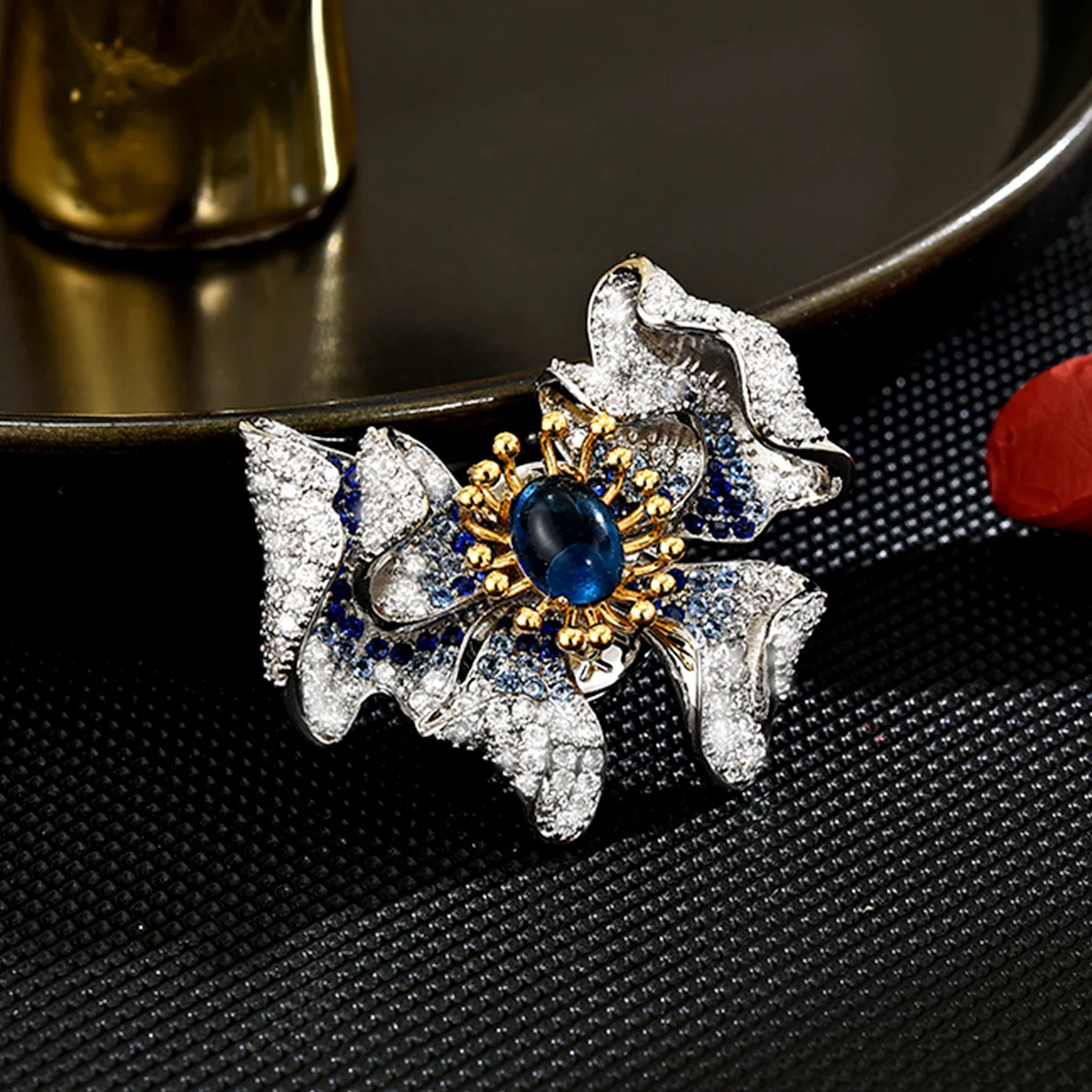 High-end Creative Retro Butterfly Magnetic Buckle Brooches for Women Exquisite Design Inlaid Zircon Animal Accessories Coat Pin
High-end Creative Retro Butterfly Magnetic Buckle Brooches for Women Exquisite Design Inlaid Zircon Animal Accessories Coat Pin