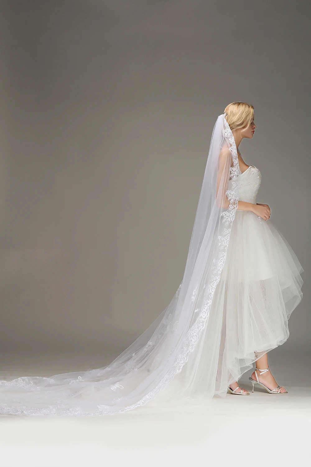 Exquisite Long Veils Single-Layer Tulle Floral Appliques Lace Edge Bride Veil With Hair Comb Cathedral Wedding Bridal Veils
Exquisite Long Veils Single-Layer Tulle Floral Appliques Lace Edge Bride Veil With Hair Comb Cathedral Wedding Bridal Veils